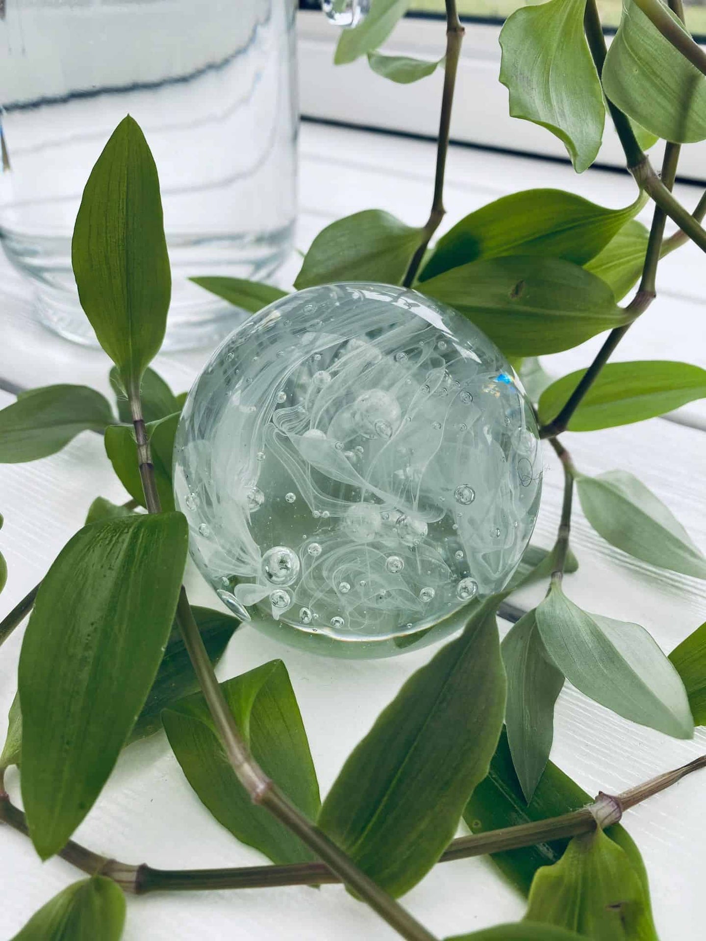 Smuk glaskugle i klar glas - Brevpresser - VIAMAJA.DK