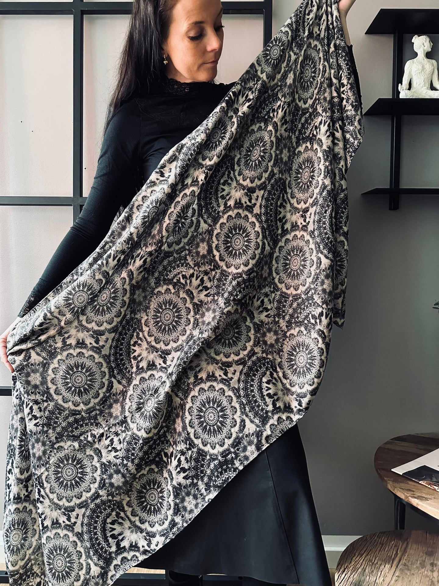 Tørklæde - Mandala black - VIAMAJA.DK