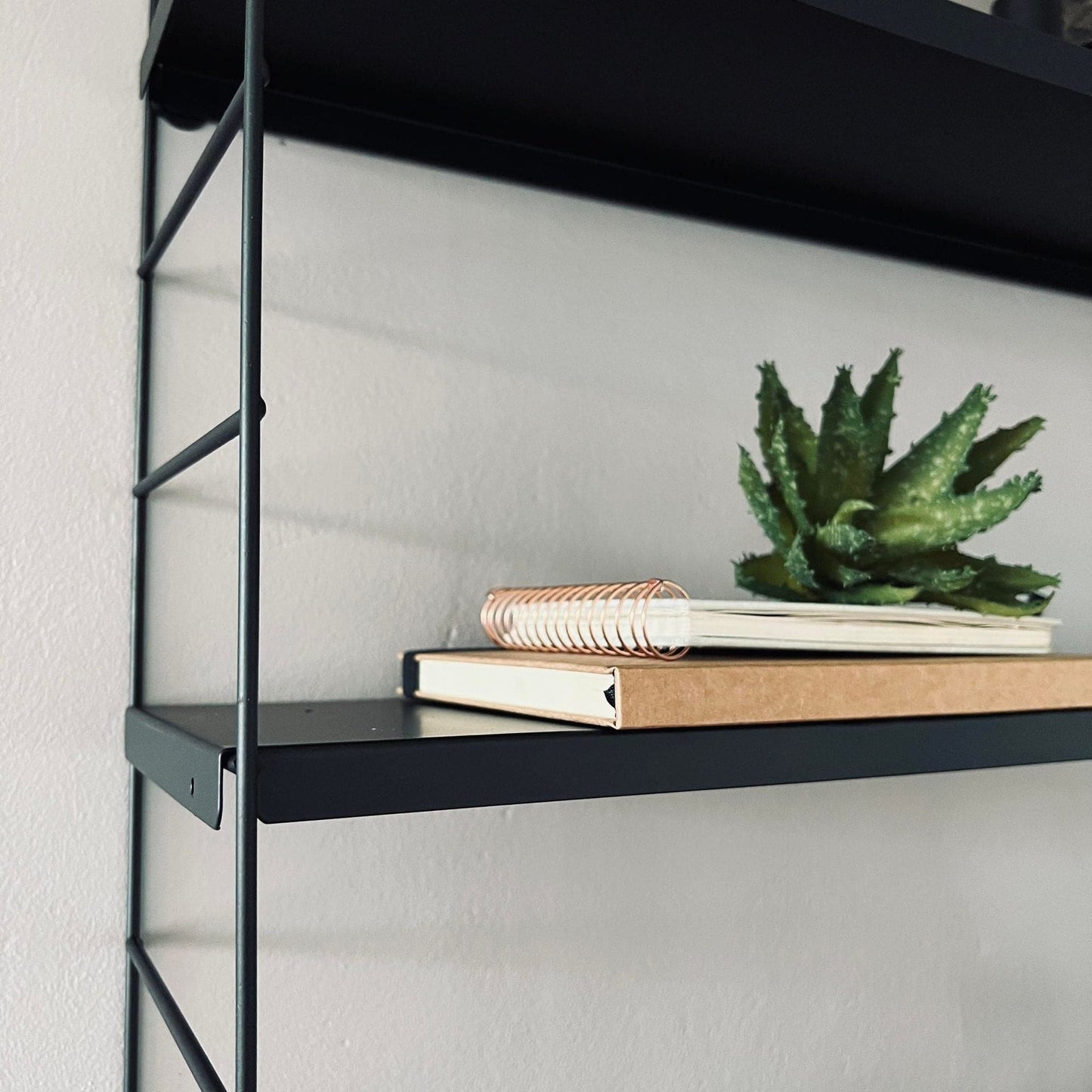 Væghylde m/3 hylder - sort metal - VIAMAJA.DK