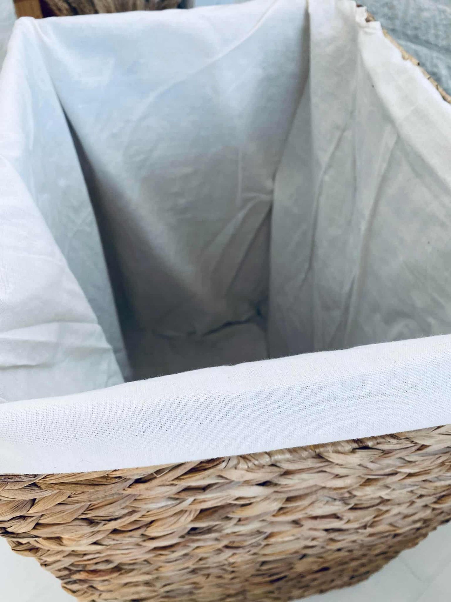 Vasketøjskurv med låg og inderpose - VIAMAJA.DK