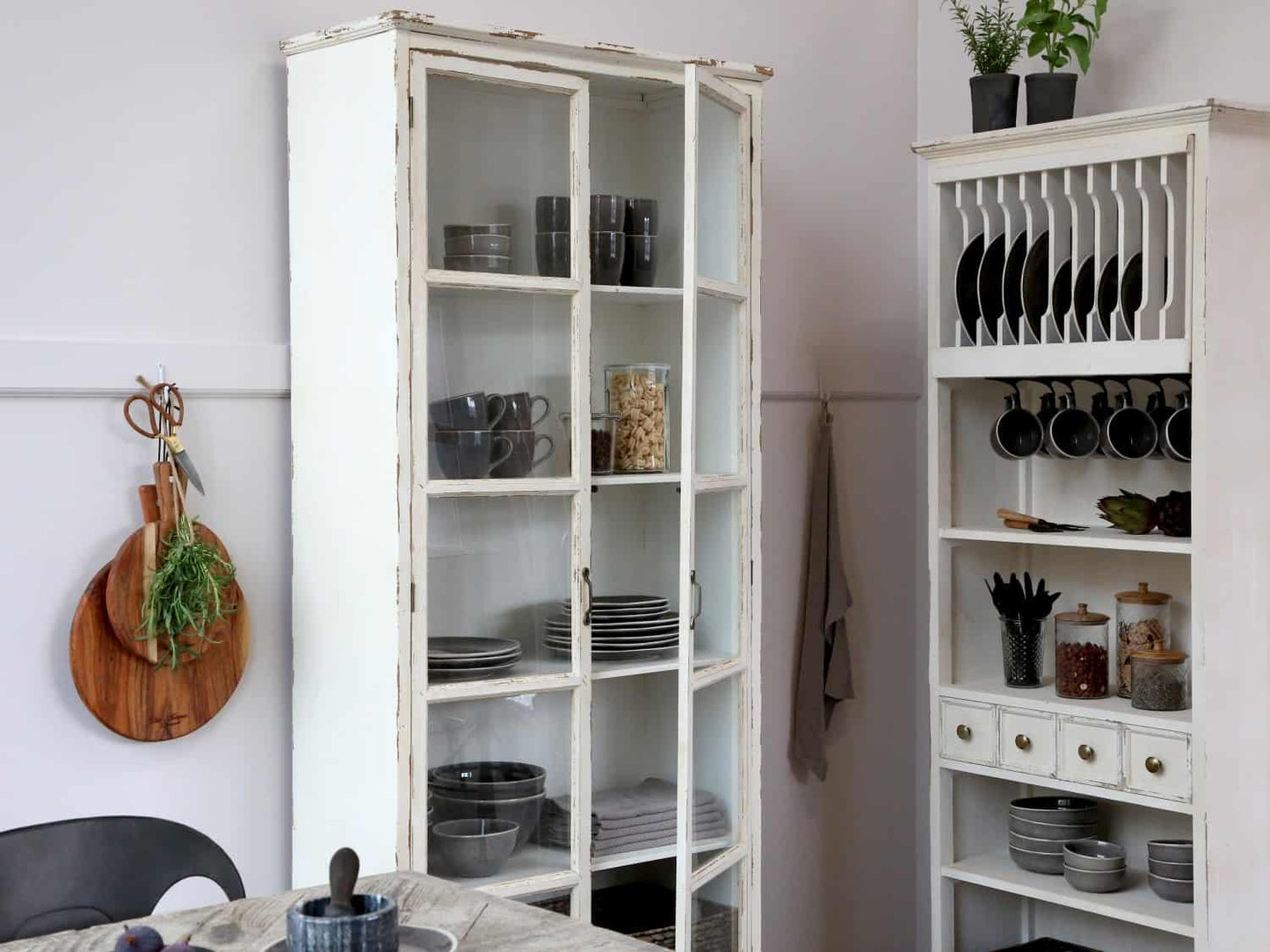 Vitrineskab - Industrielt design på hjul - VIAMAJA.DK