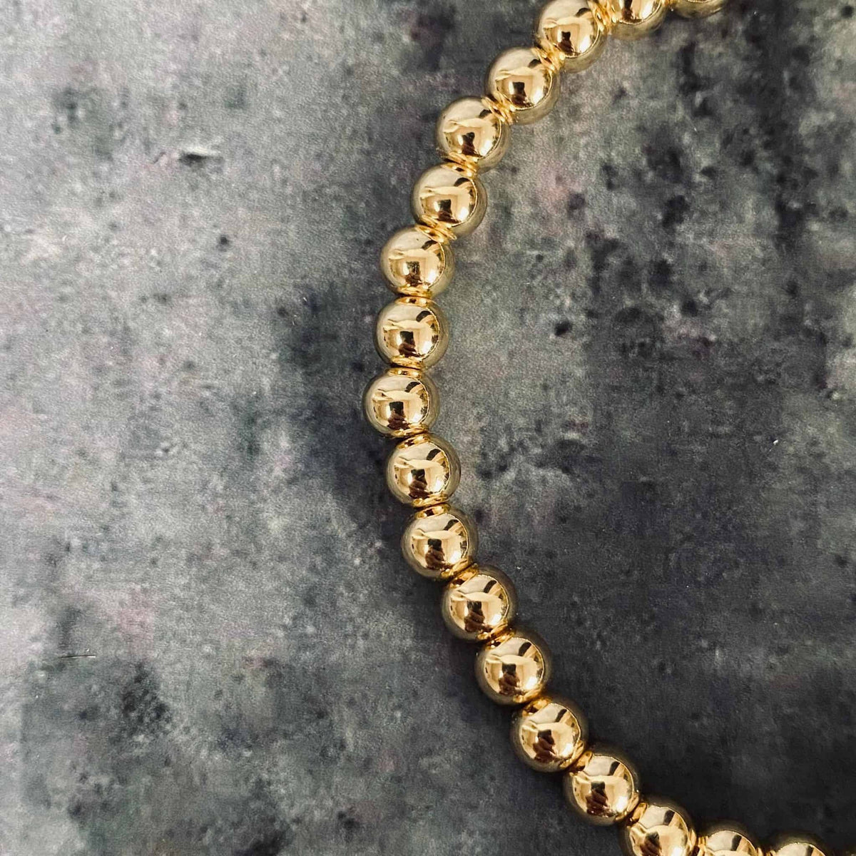 14 karat Guldbelagt armbånd sammensat af sirlige perler - VIAMAJA.DK