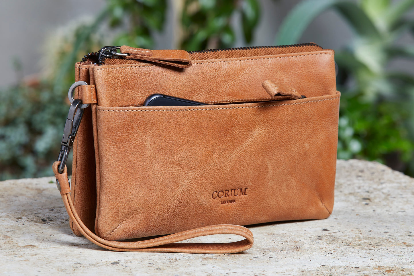 Clutch ASTA m. lång rem & handledsrem, Cognac