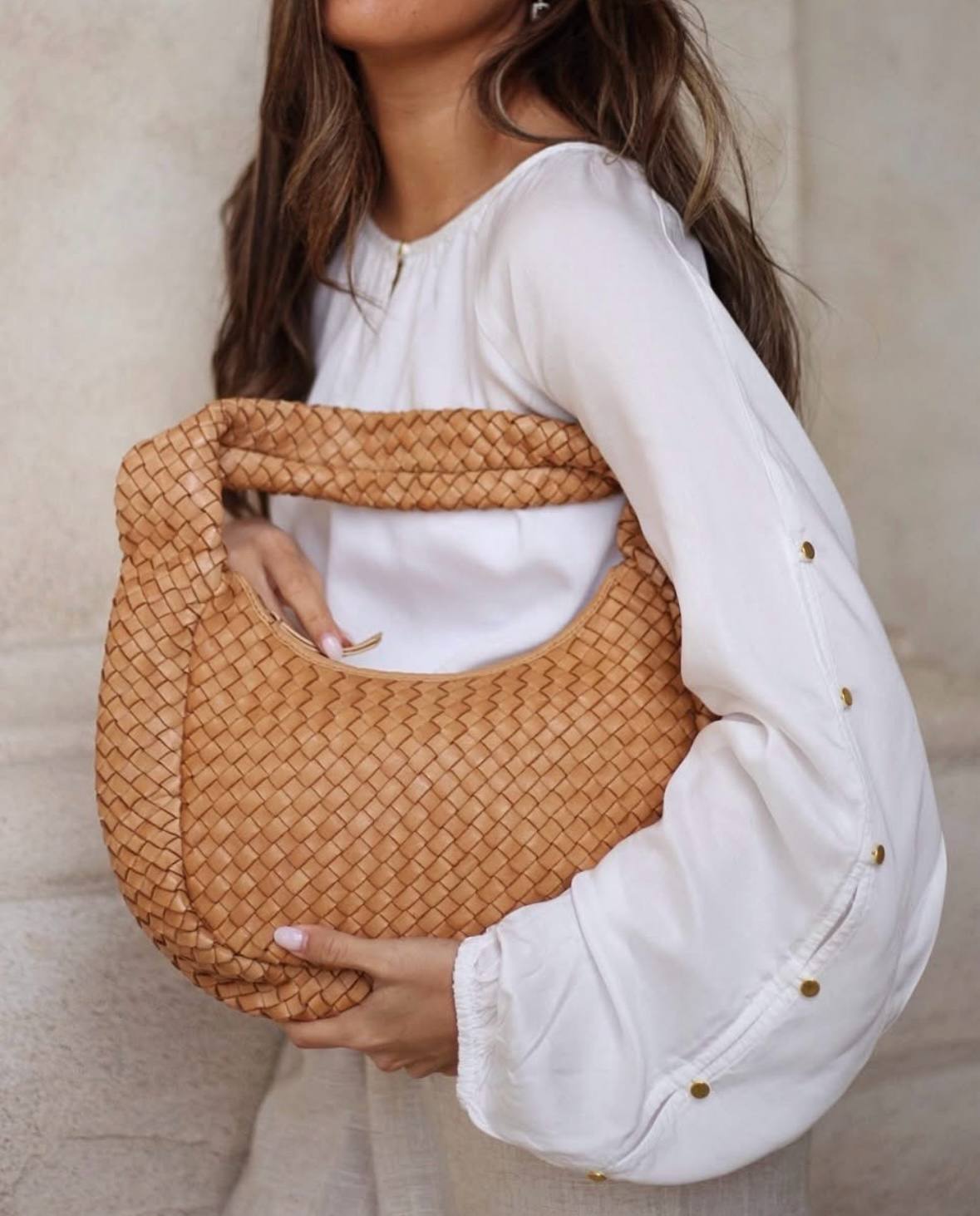 Elegant handflätad axelväska - Sand