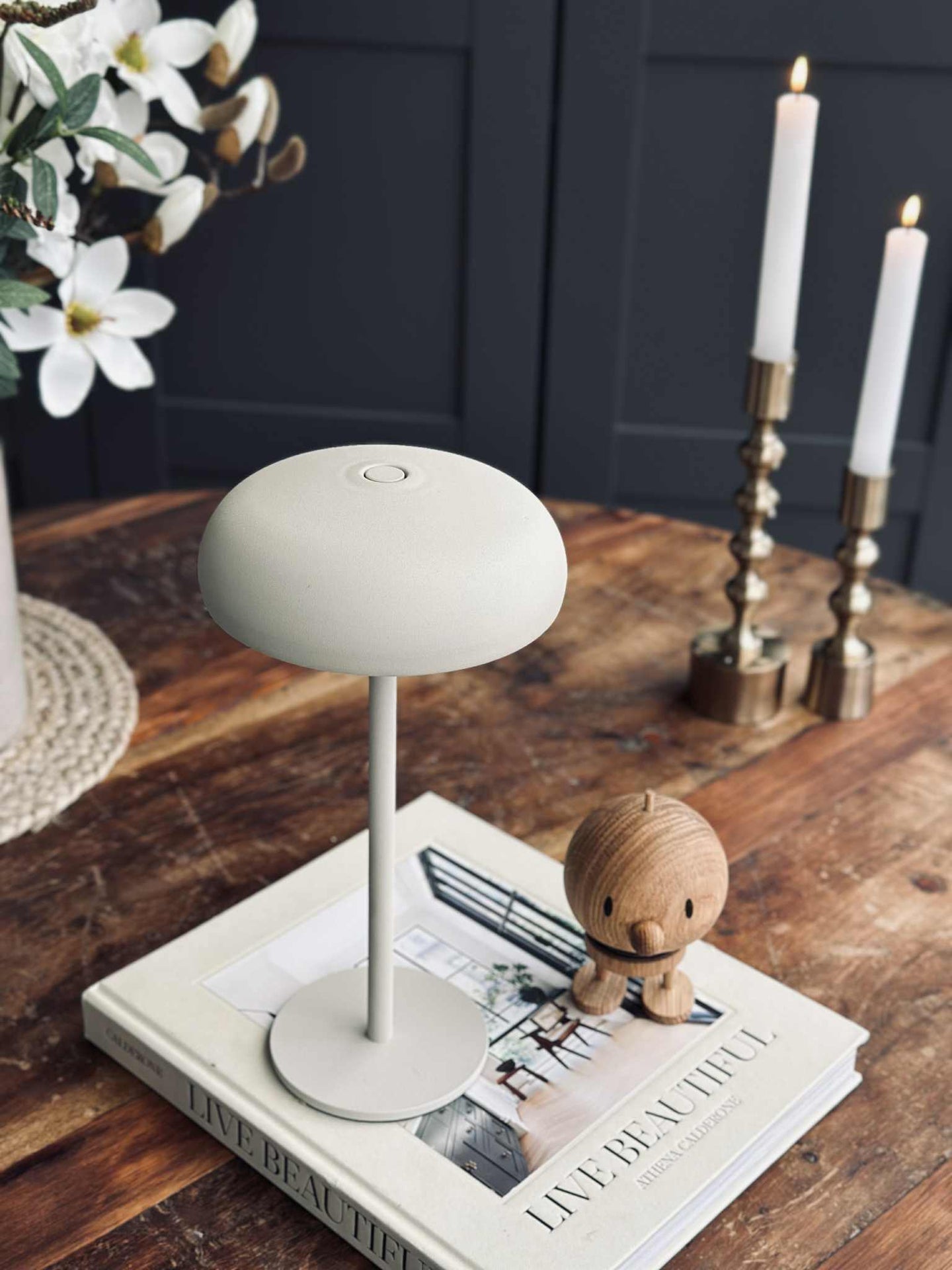 Isolde LED touch bordslampa. Svart/Beige