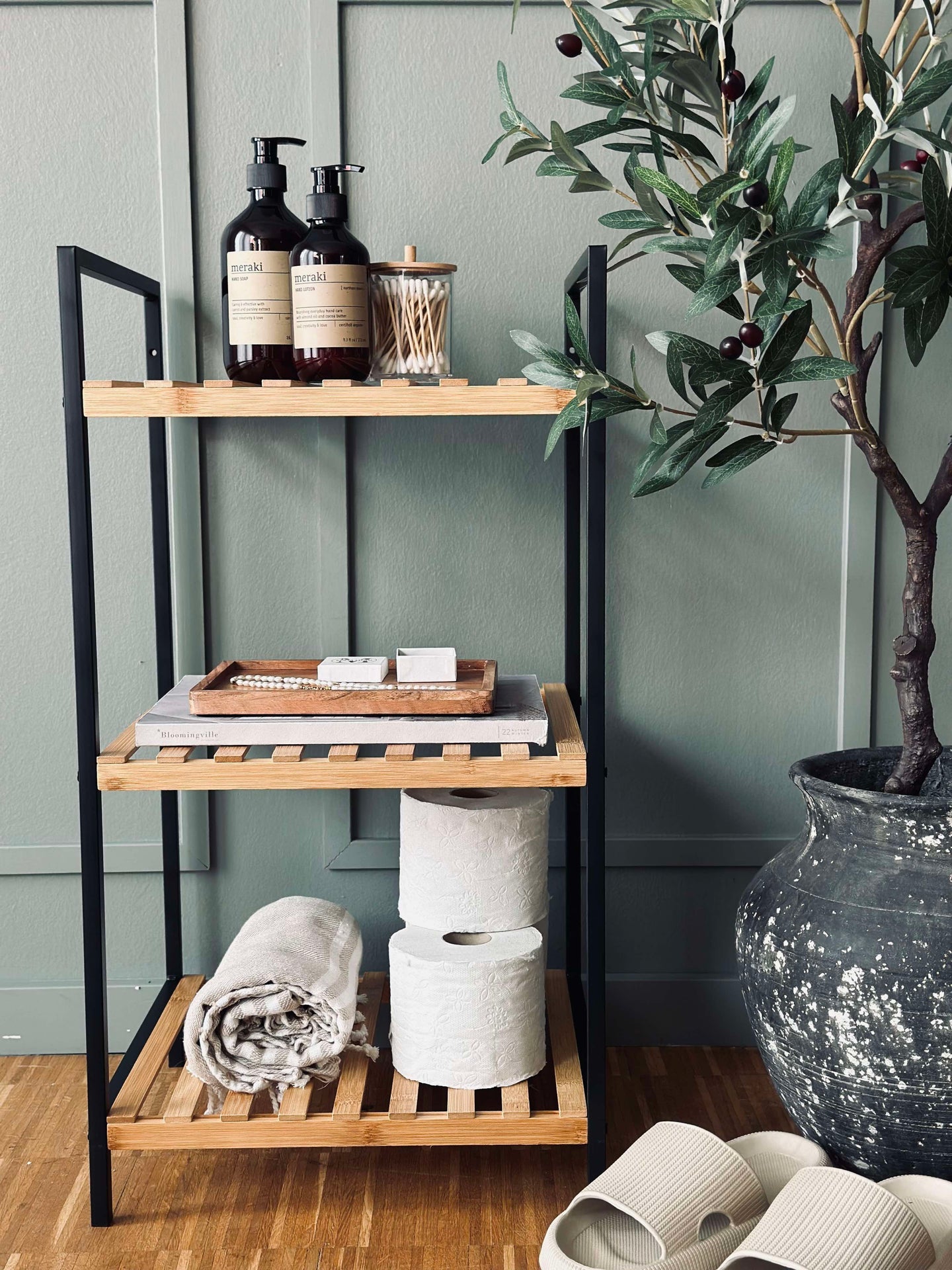 Hylla i bambu och metall