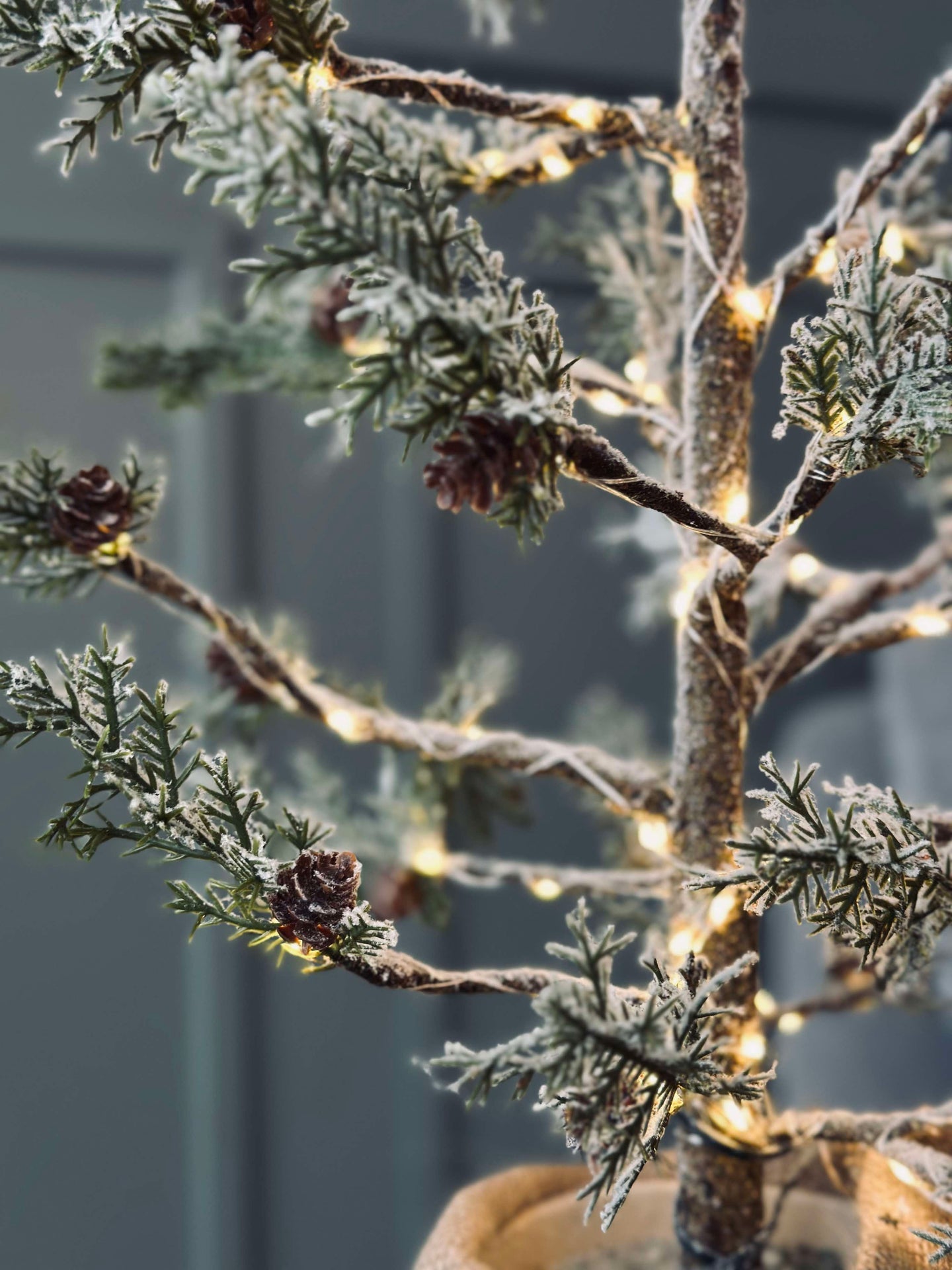 Julgran med kottar och ljusslinga - 70 cm