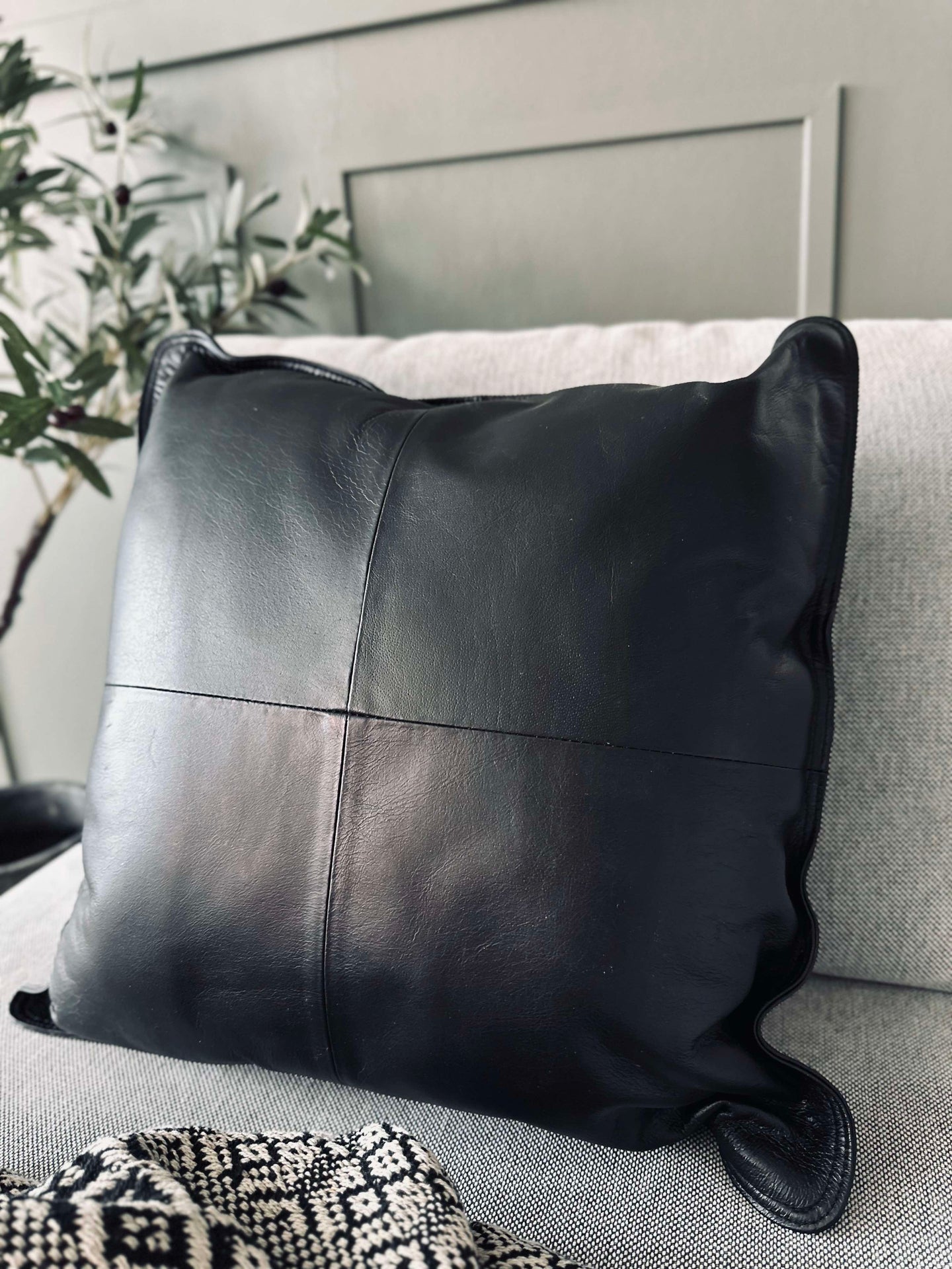 Kudde i svart läder – 50x50cm