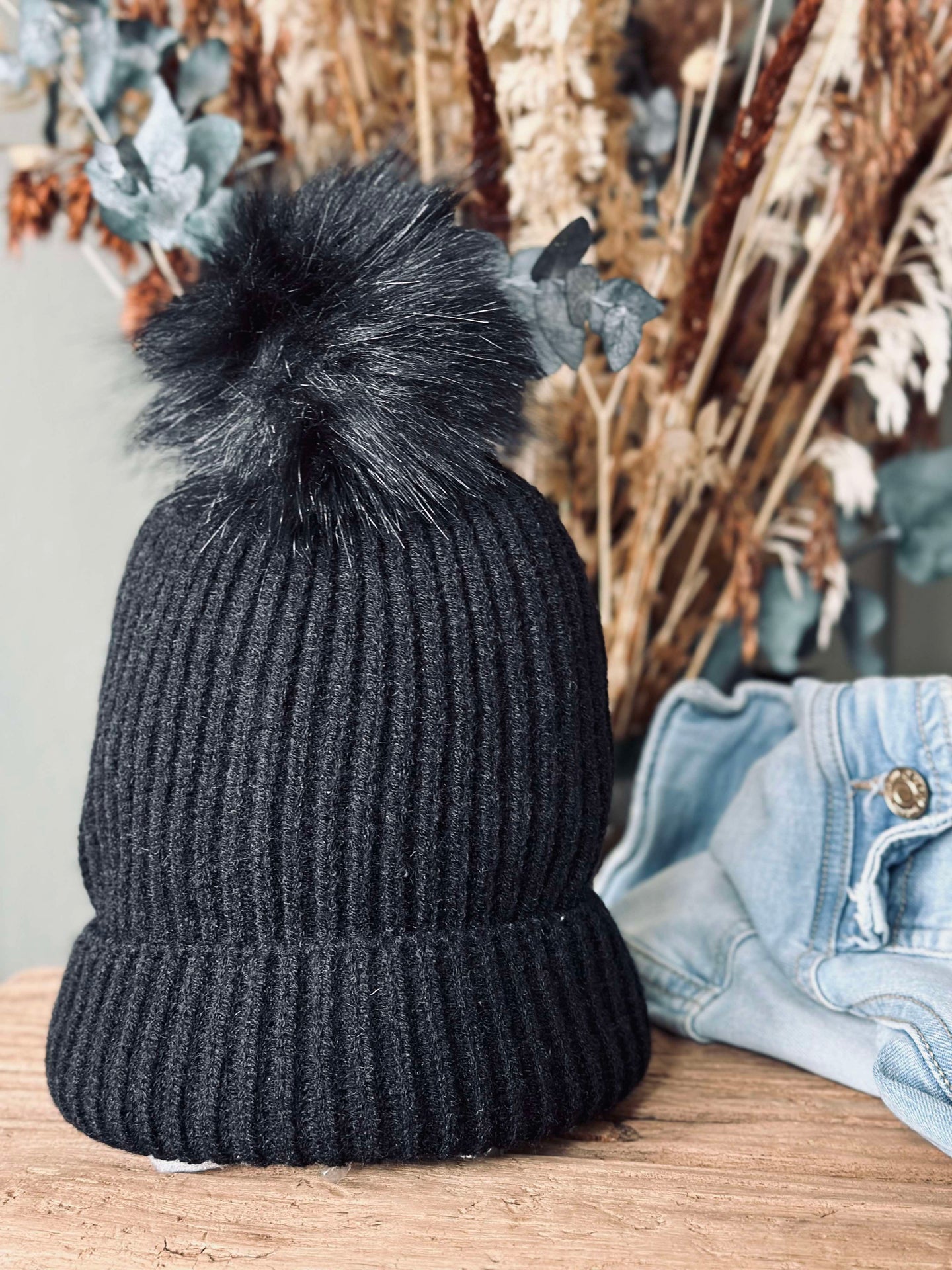 Mössa med tofs - Svart