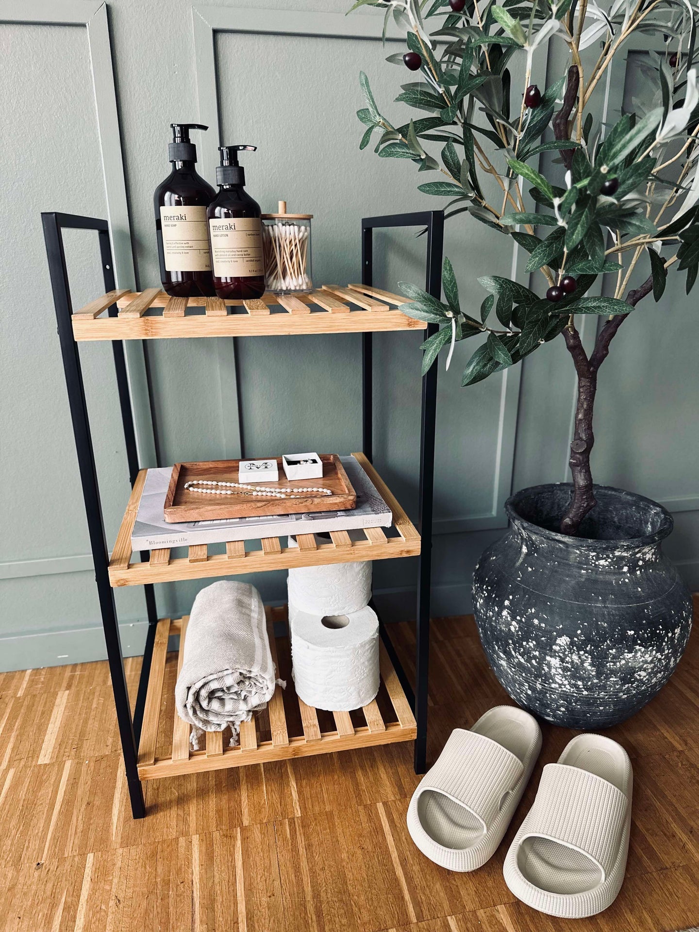 Hylla i bambu och metall