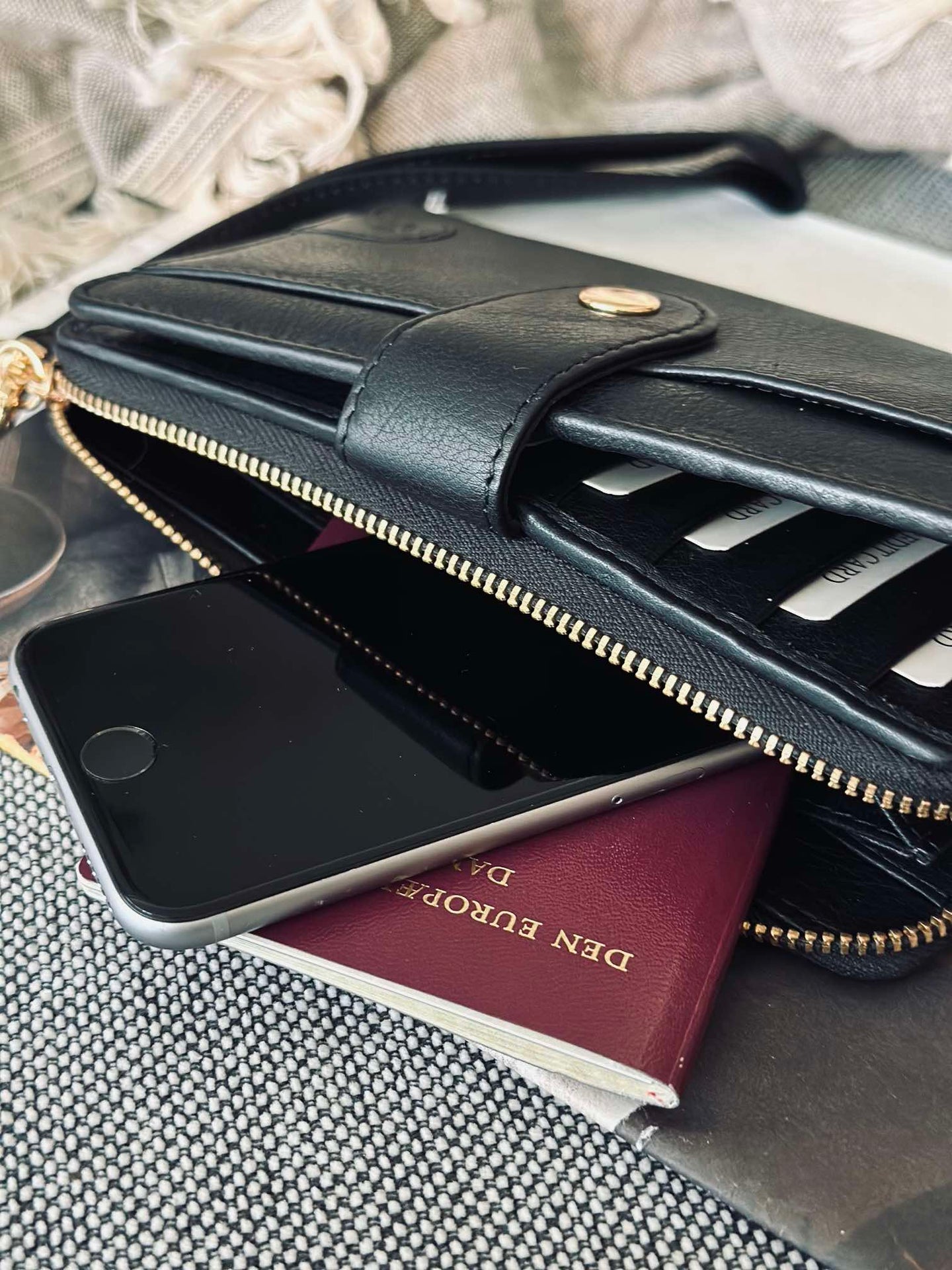 Clutch Posh – Black / Gold
