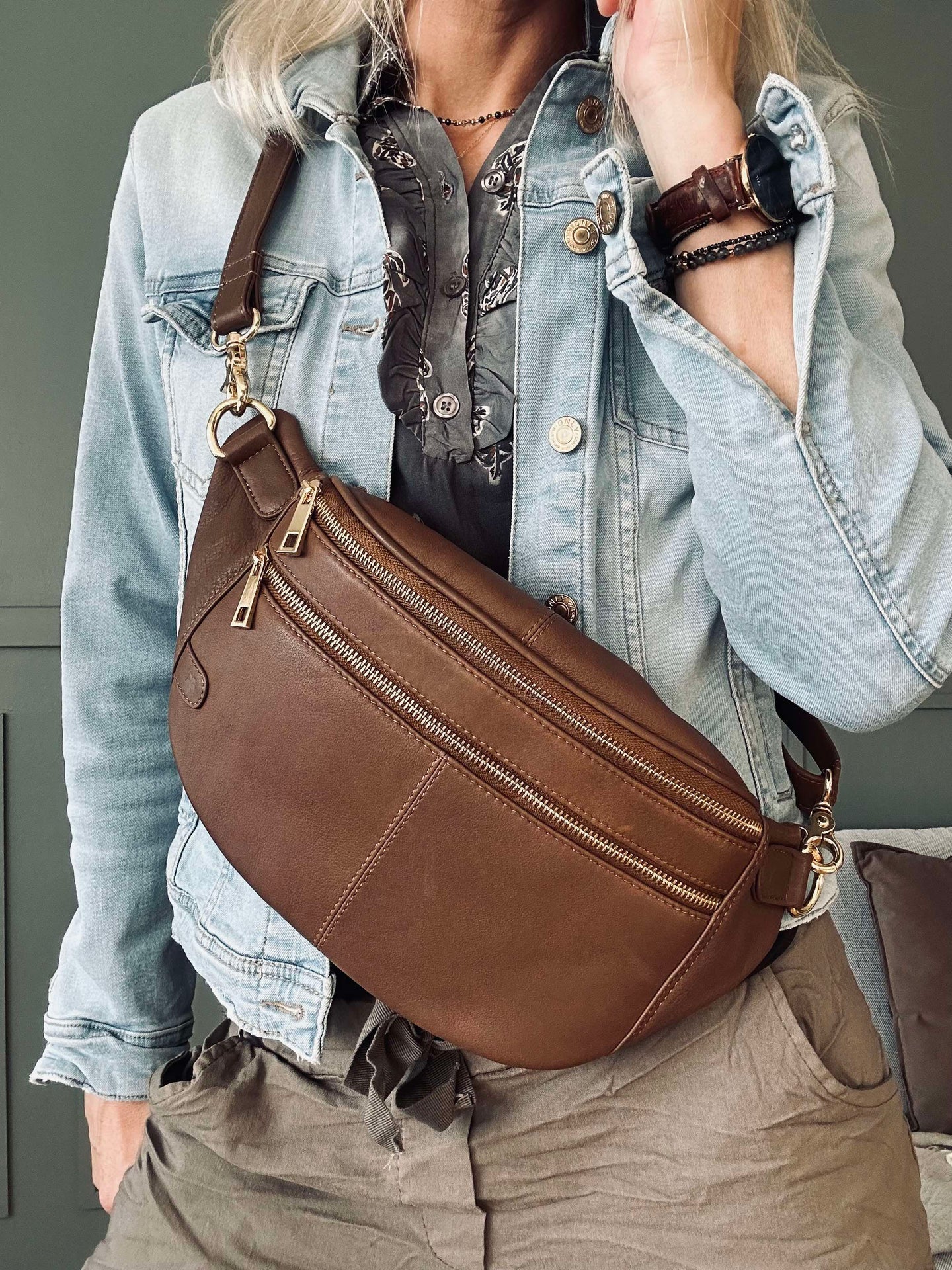 Midjeväska Astrid - Kaffe / Guld