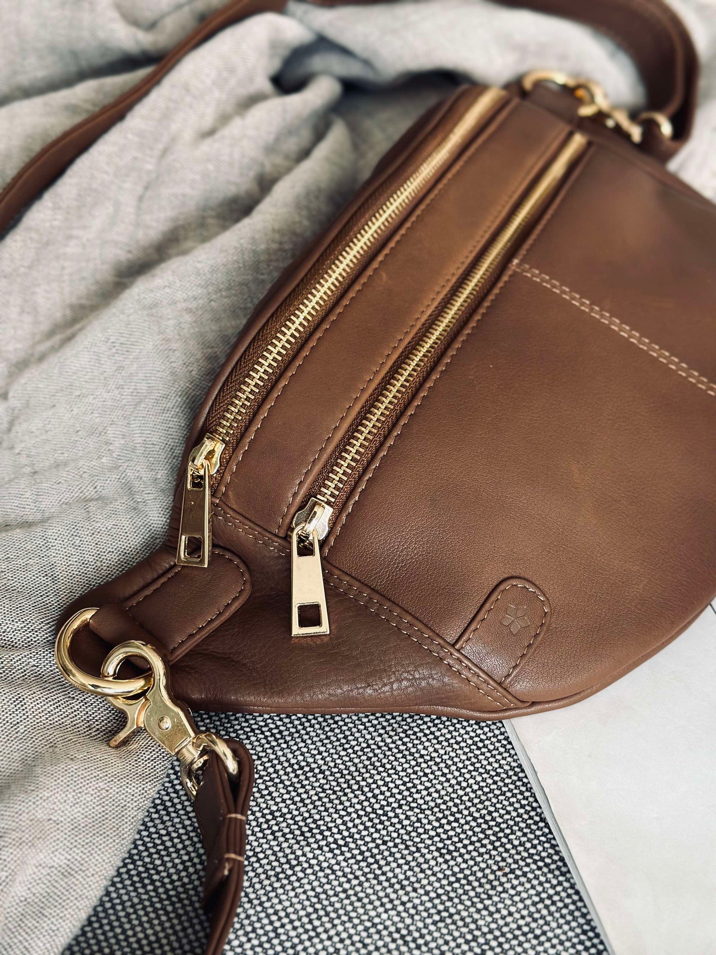 Midjeväska Astrid - Kaffe / Guld