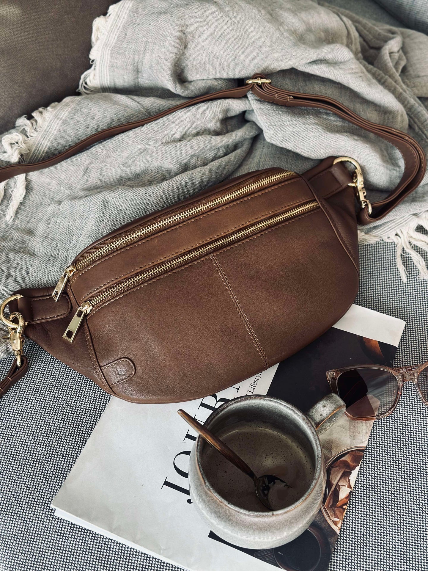 Midjeväska Astrid - Kaffe / Guld