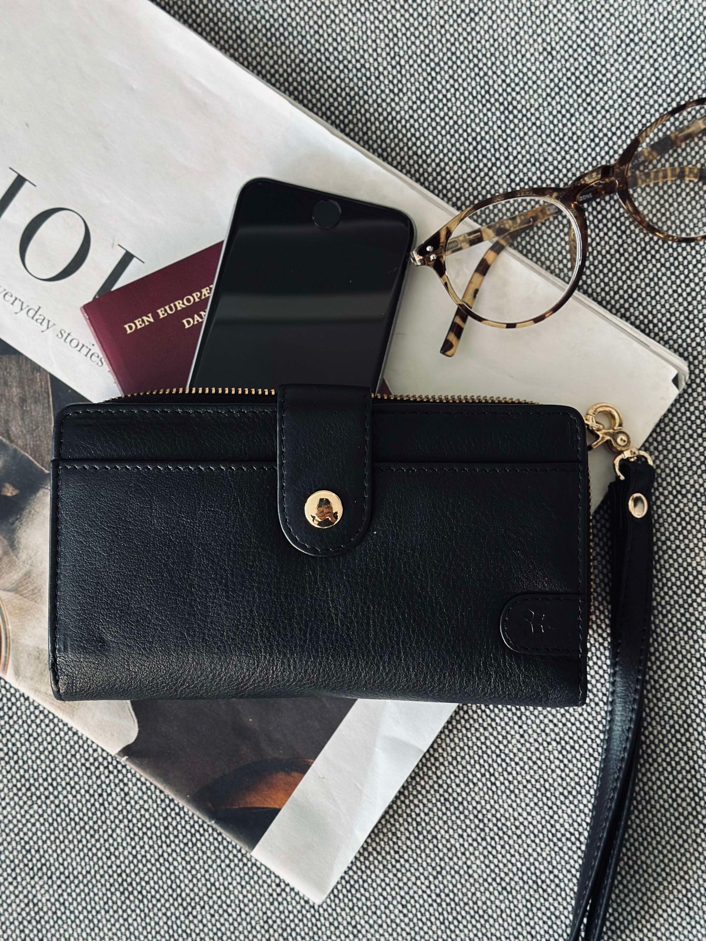 Clutch Posh – Black / Gold