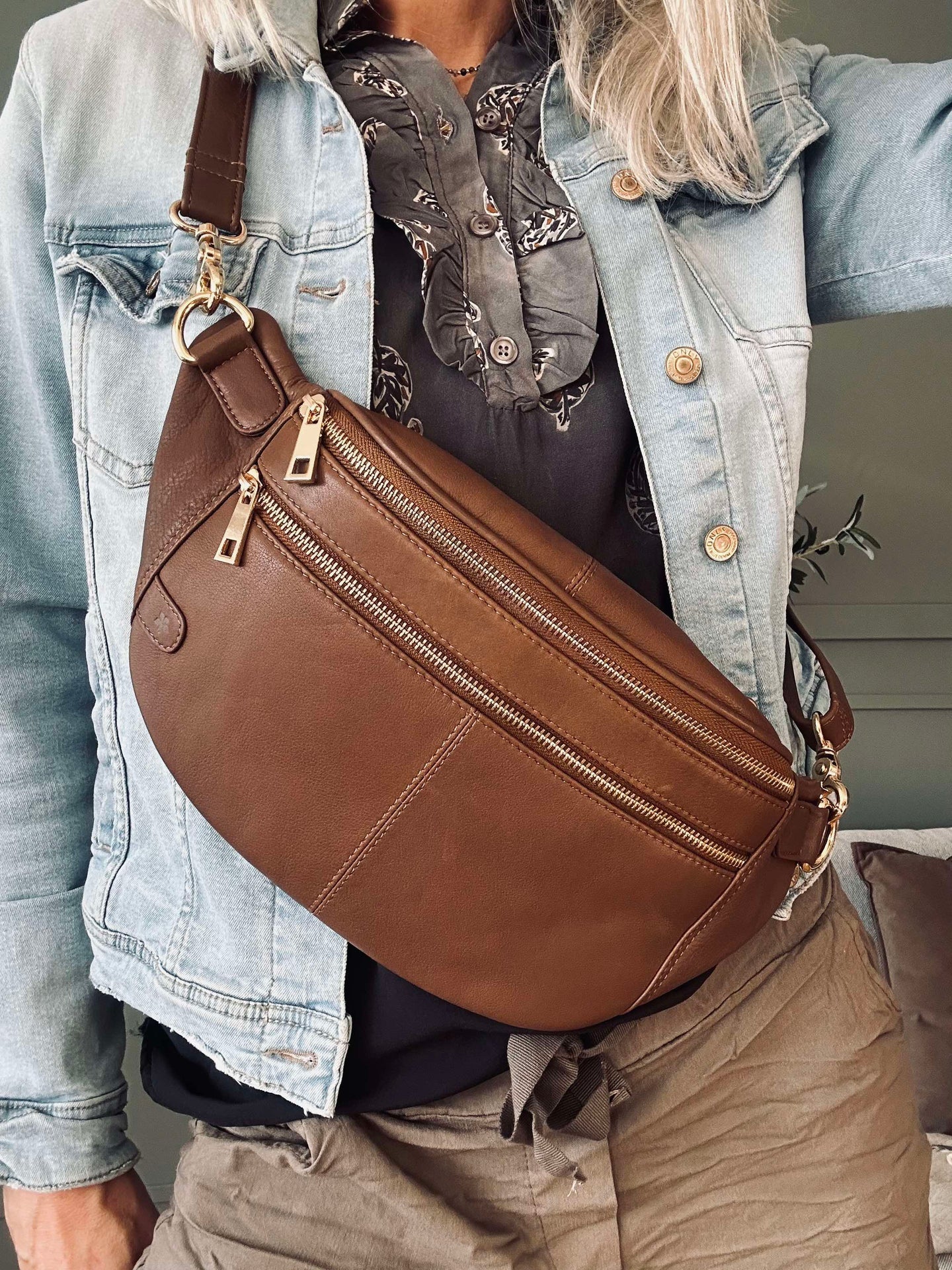 Midjeväska Astrid - Kaffe / Guld