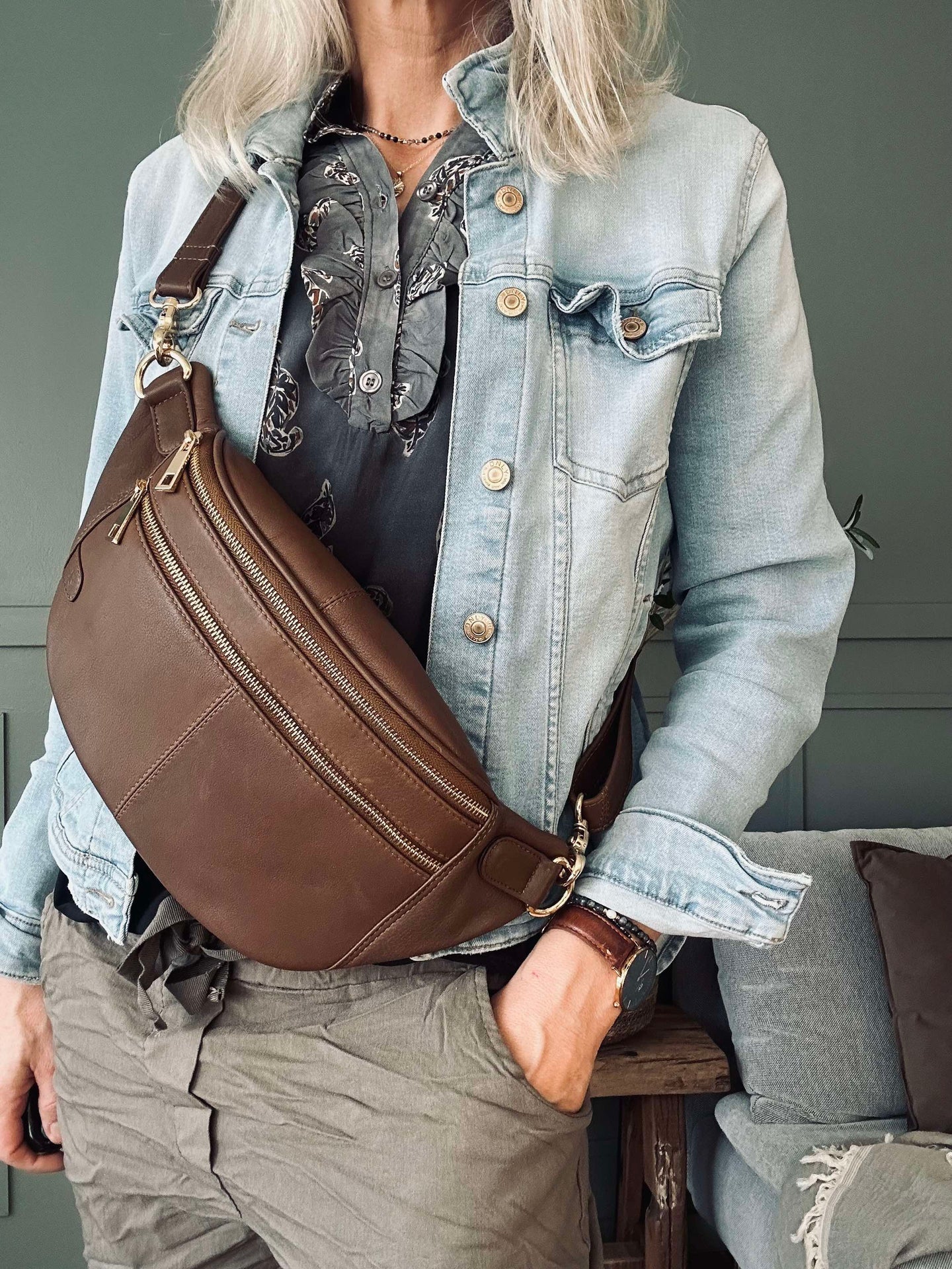 Midjeväska Astrid - Kaffe / Guld