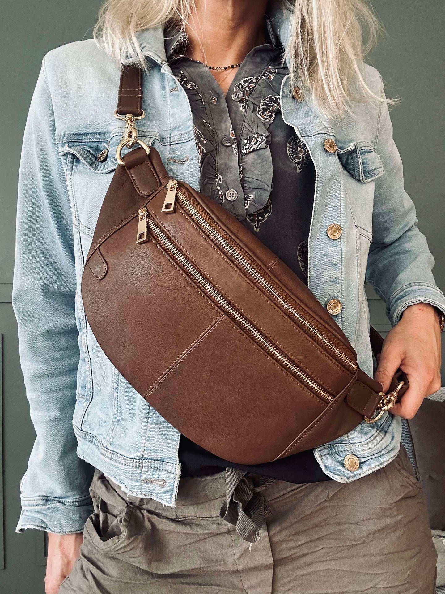 Midjeväska Astrid - Kaffe / Guld