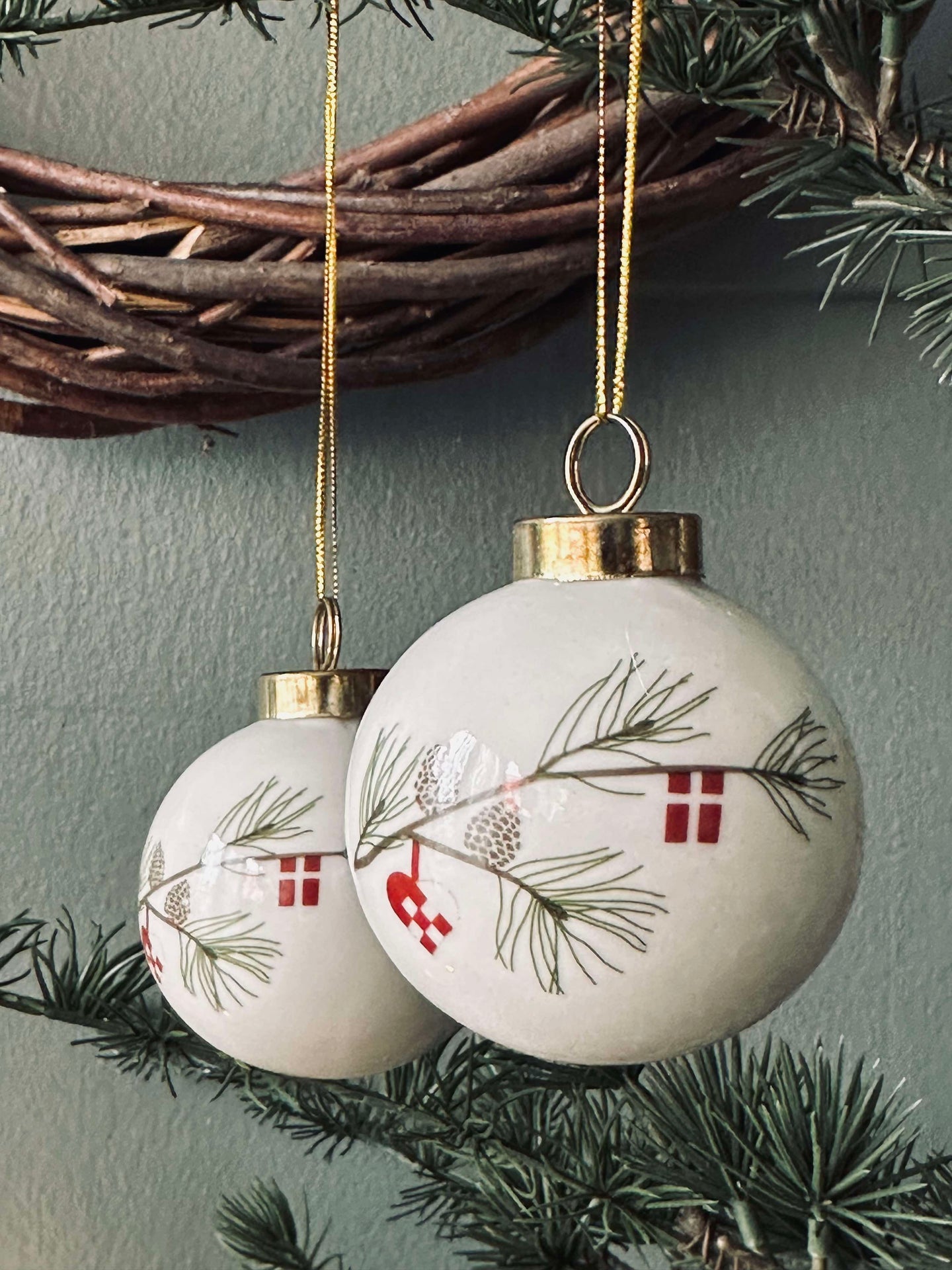 Julgranskulor i porslin - 2 st