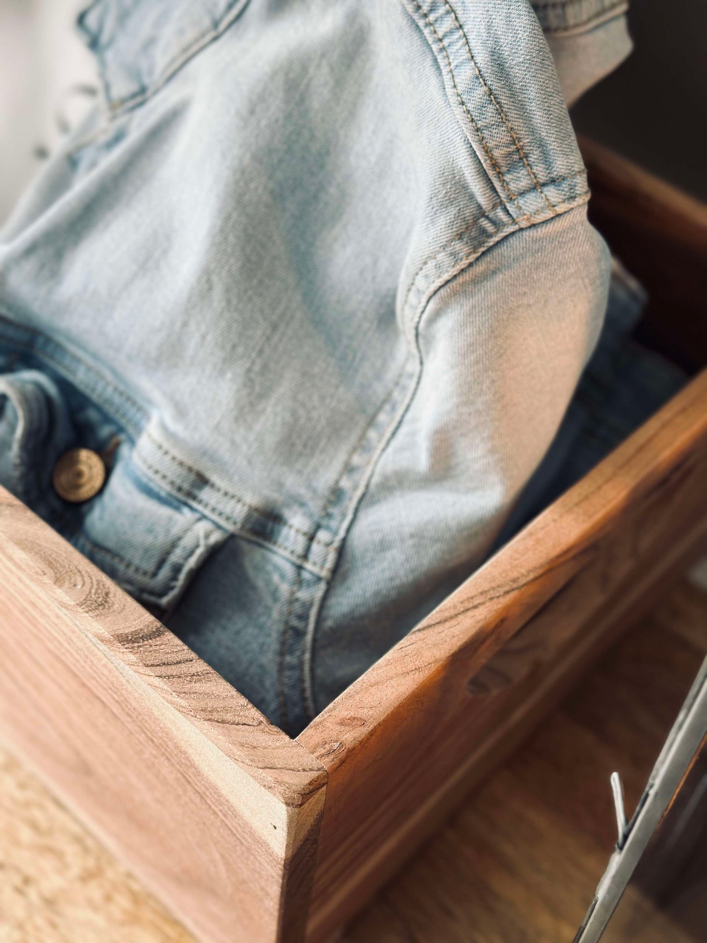 Låda i massiv akacia