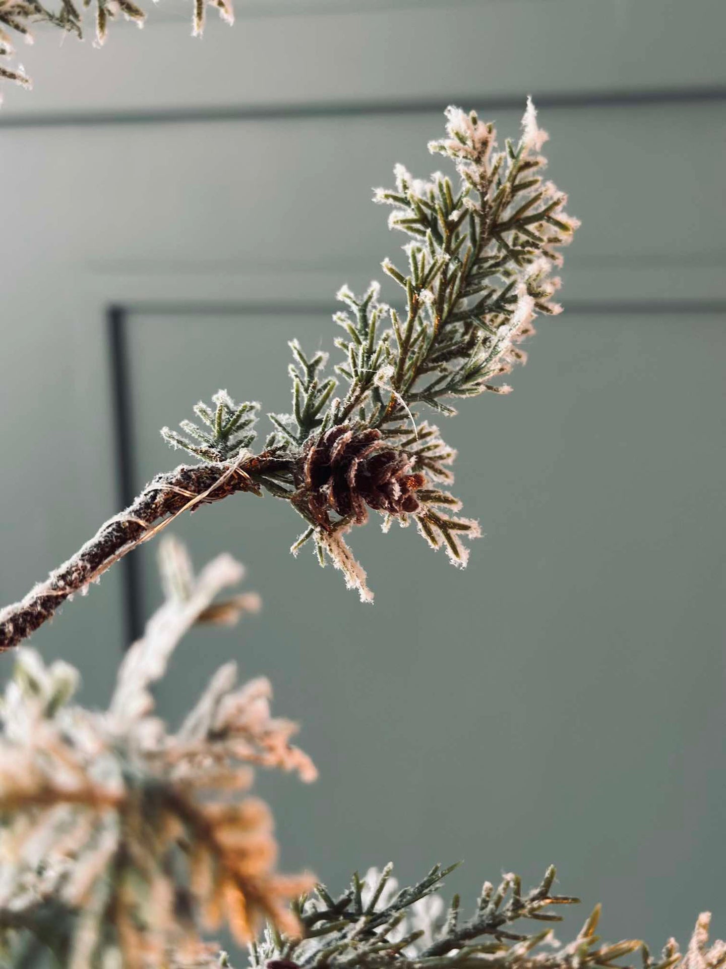 Julgran med kottar och ljusslinga - 70 cm