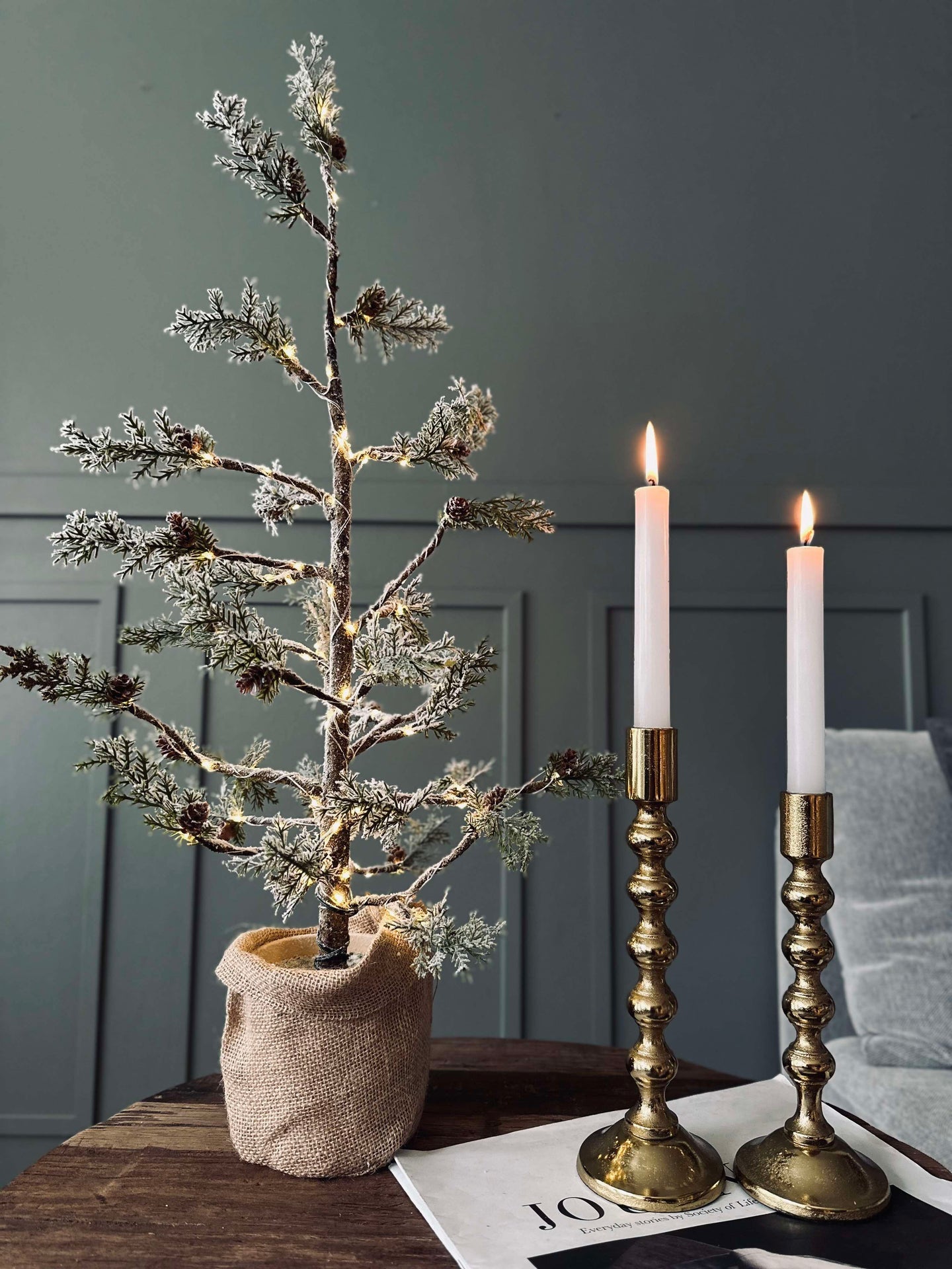 Julgran med kottar och ljusslinga - 70 cm