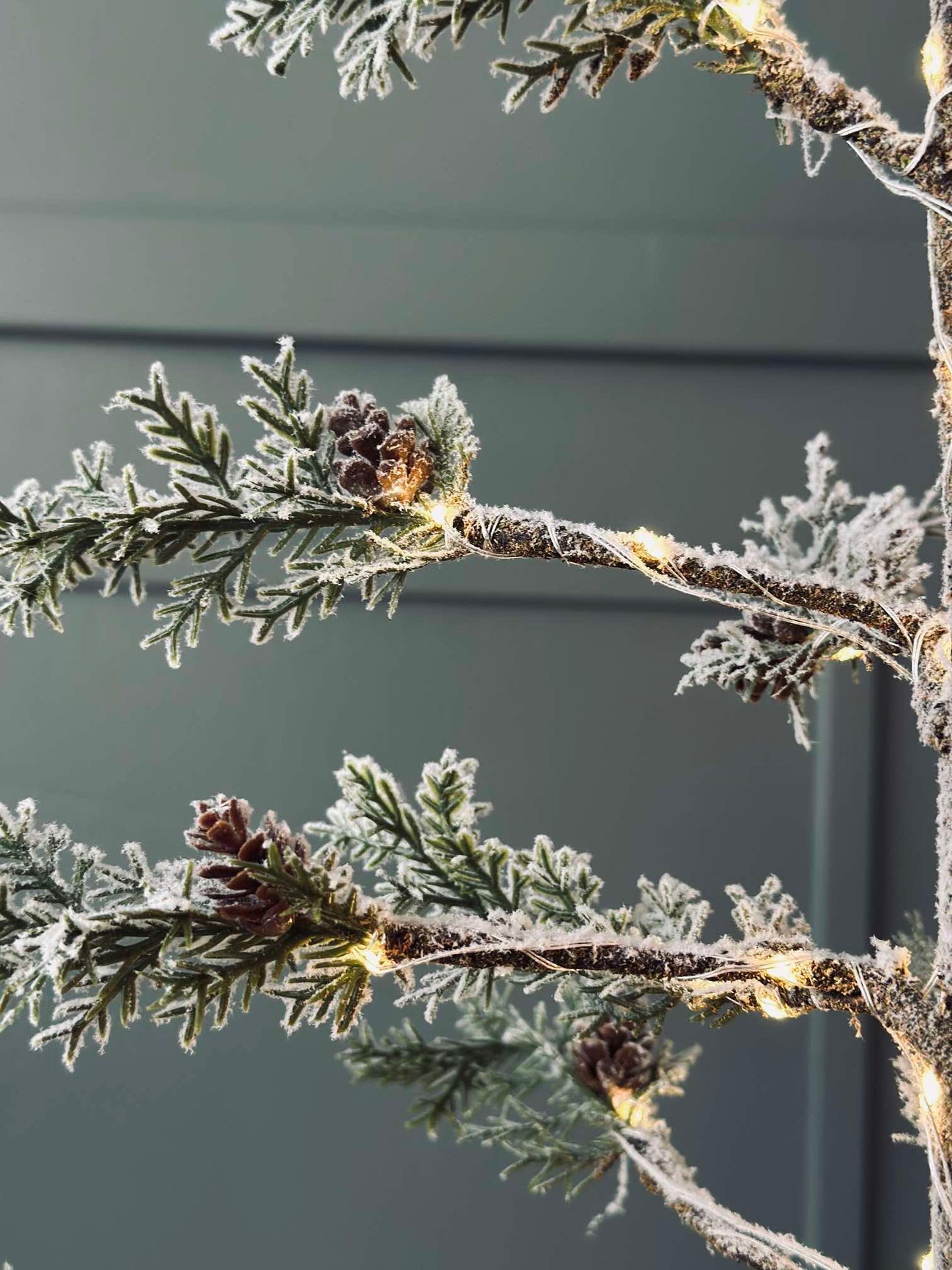 Julgran med kottar och ljusslinga - 70 cm