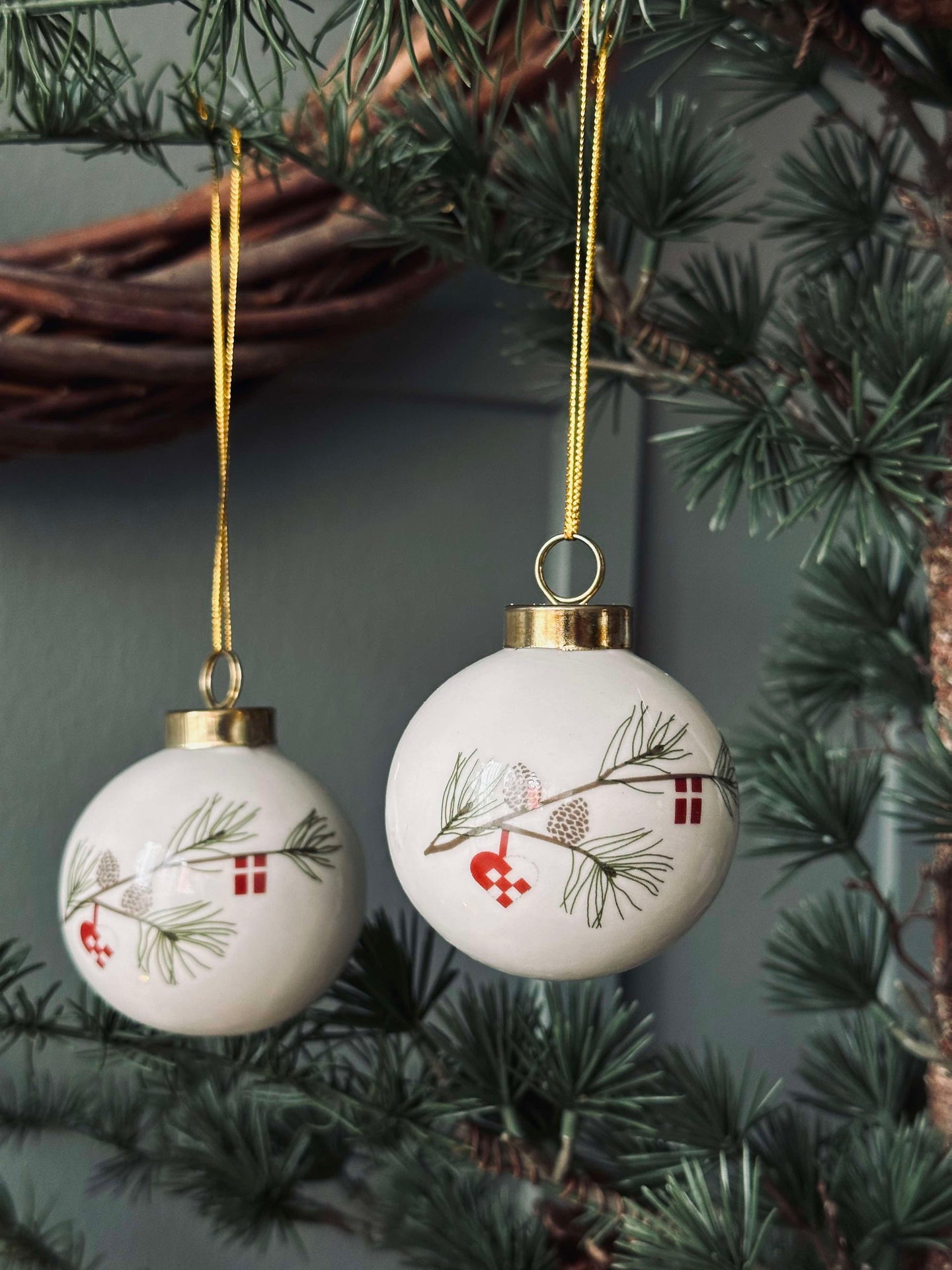 Julgranskulor i porslin - 2 st