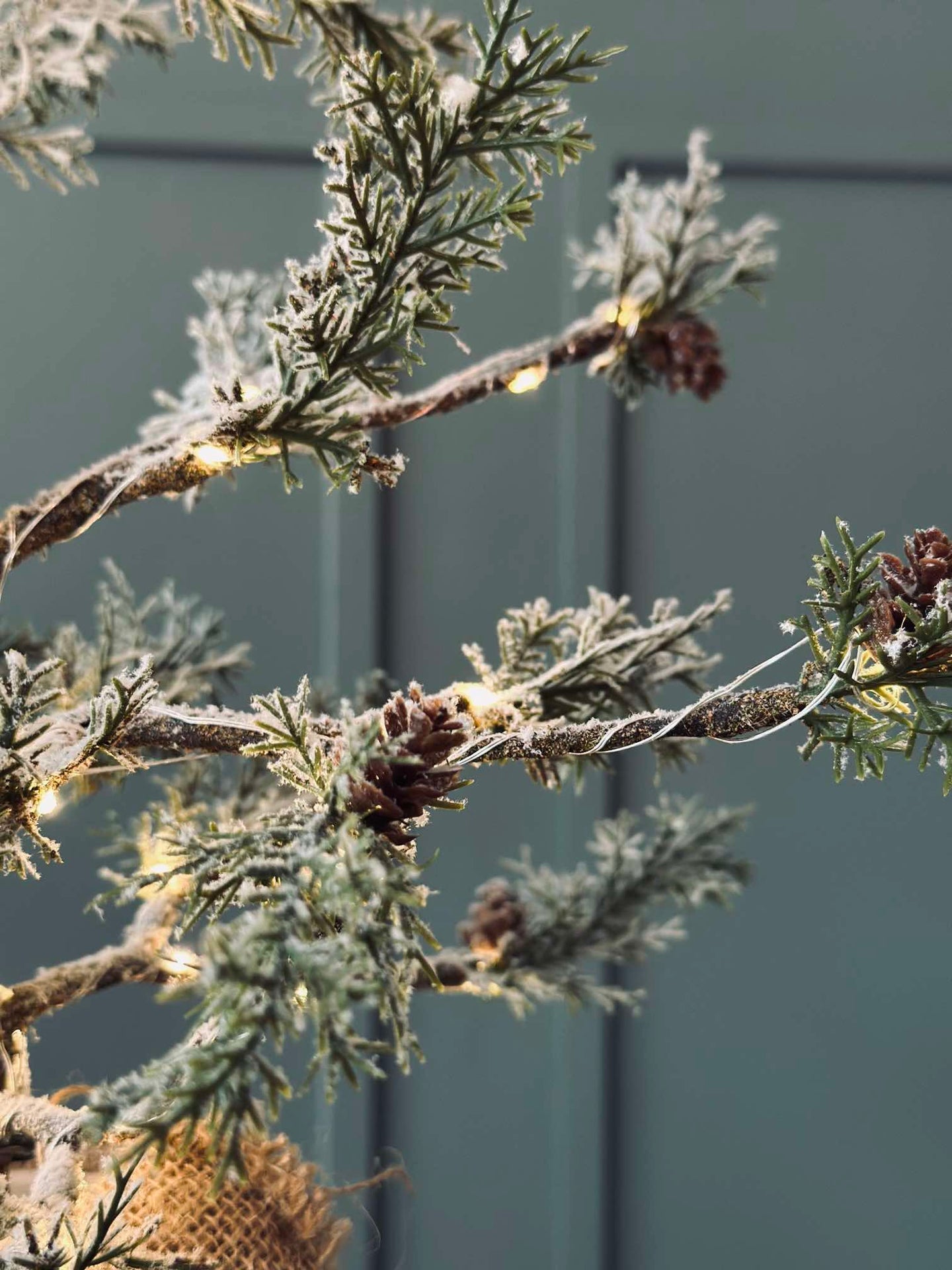 Julgran med kottar och ljusslinga - 70 cm