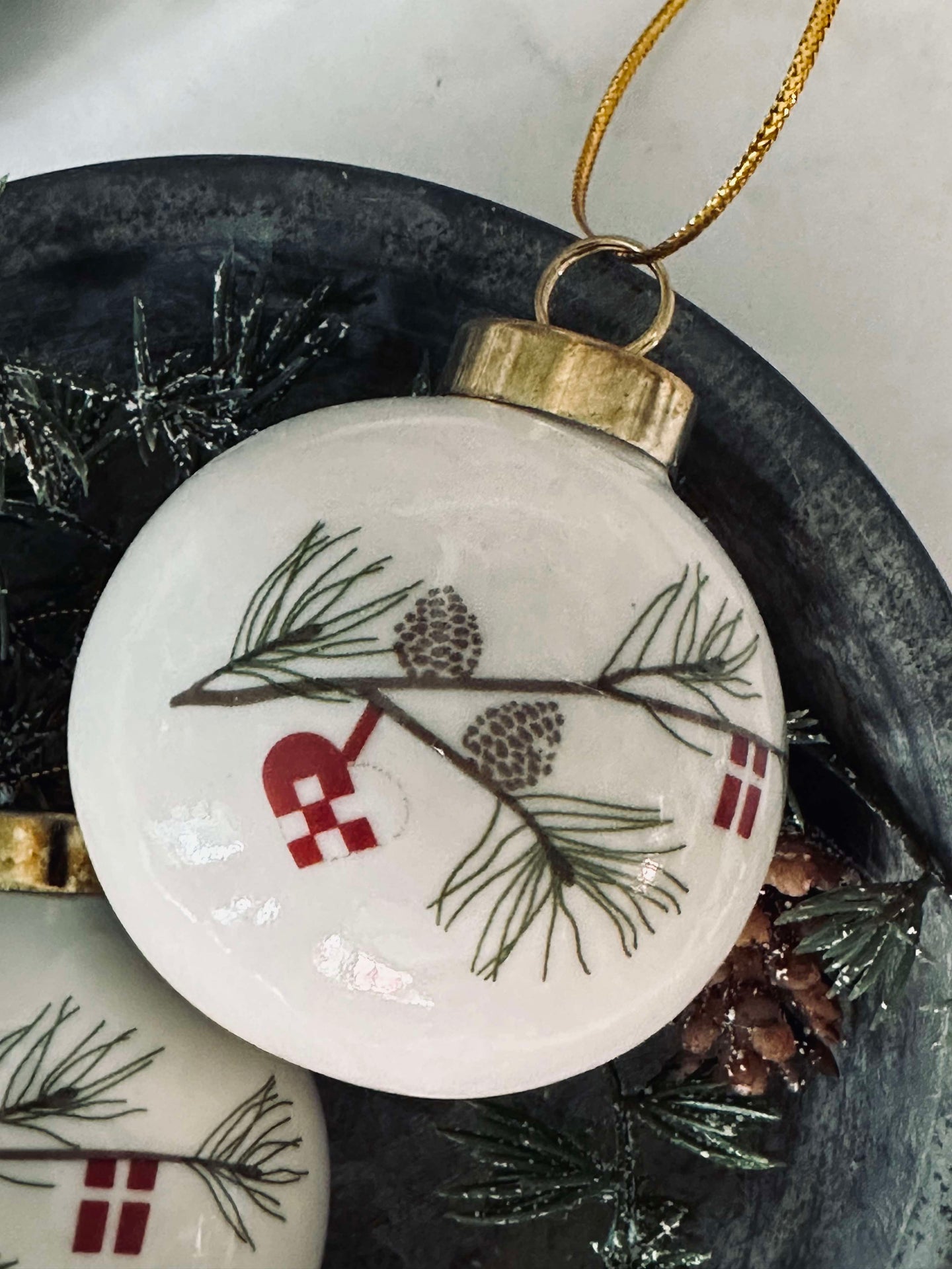 Julgranskulor i porslin - 2 st