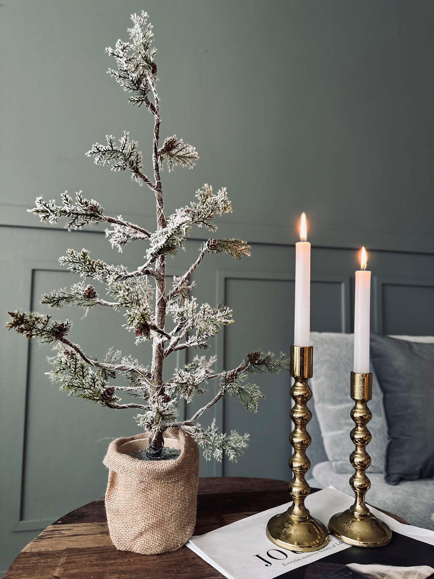 Julgran med kottar och ljusslinga - 70 cm