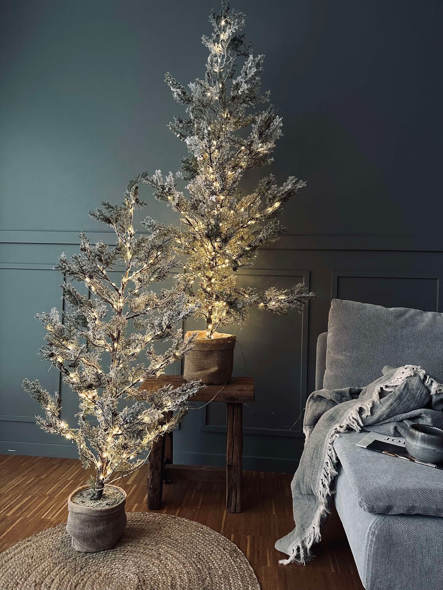 Träd med kottar och ljusslinga - 120 cm