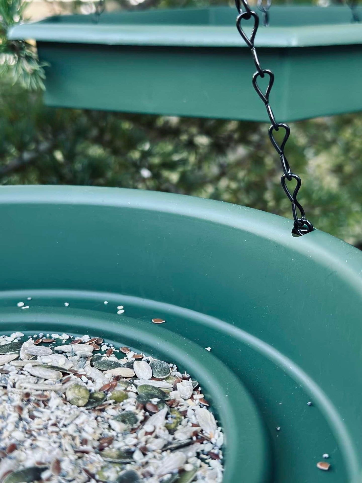 Set med fågelbad och fågelbord