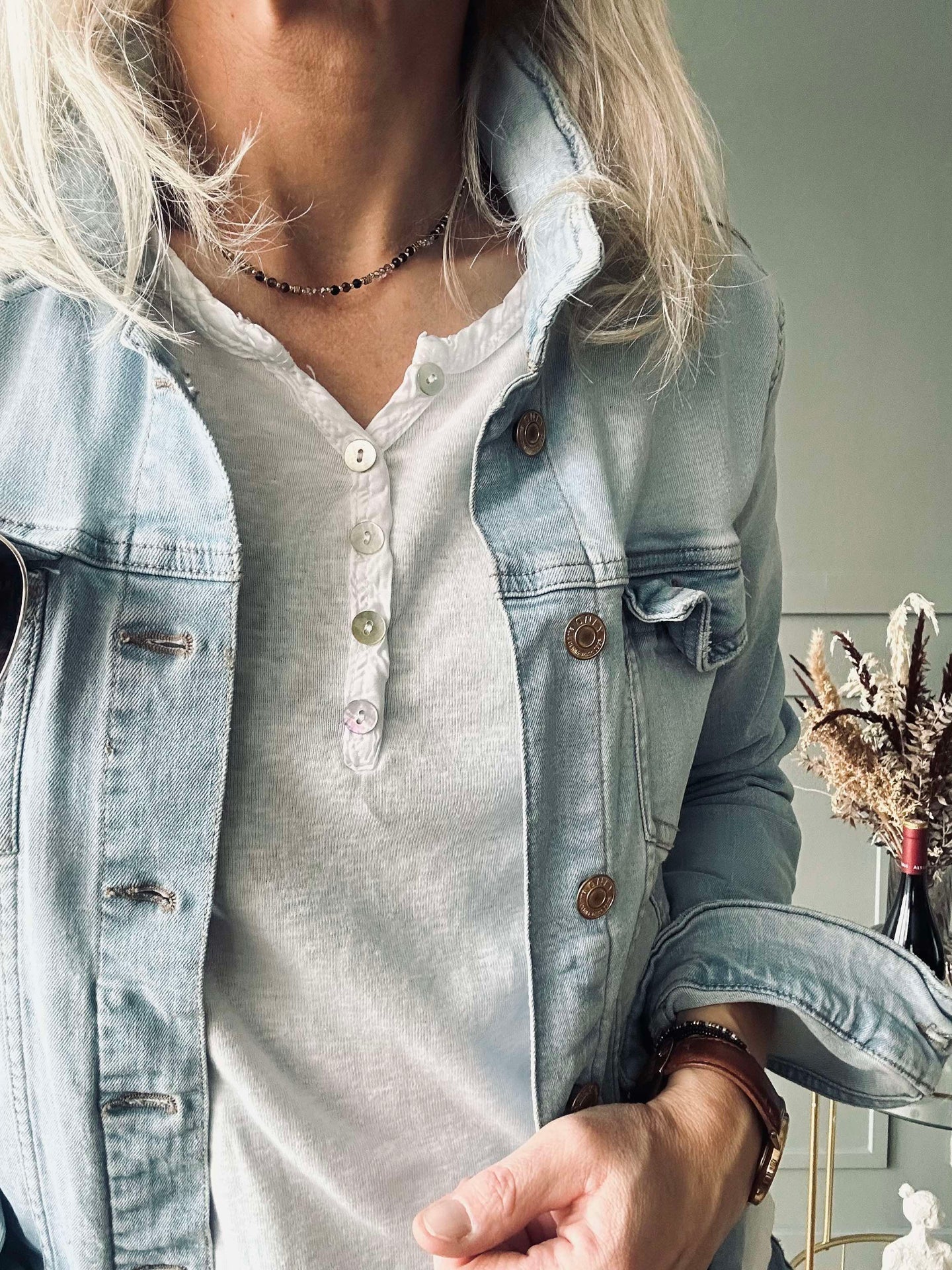 Basblus med knappar – White