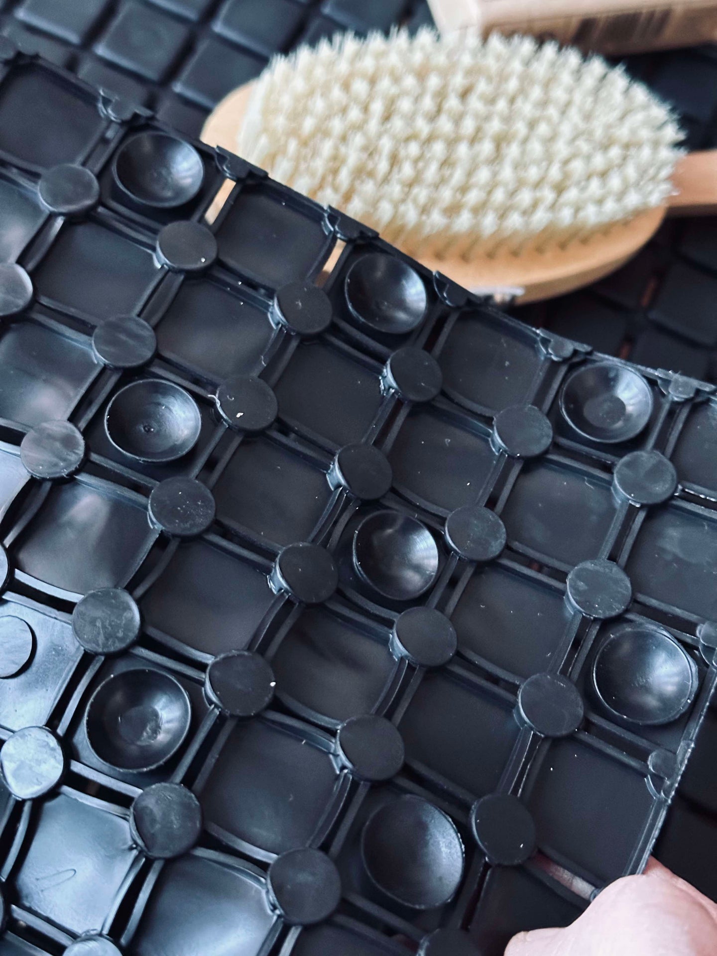 Badrumsmatta med sugkoppar - Svart