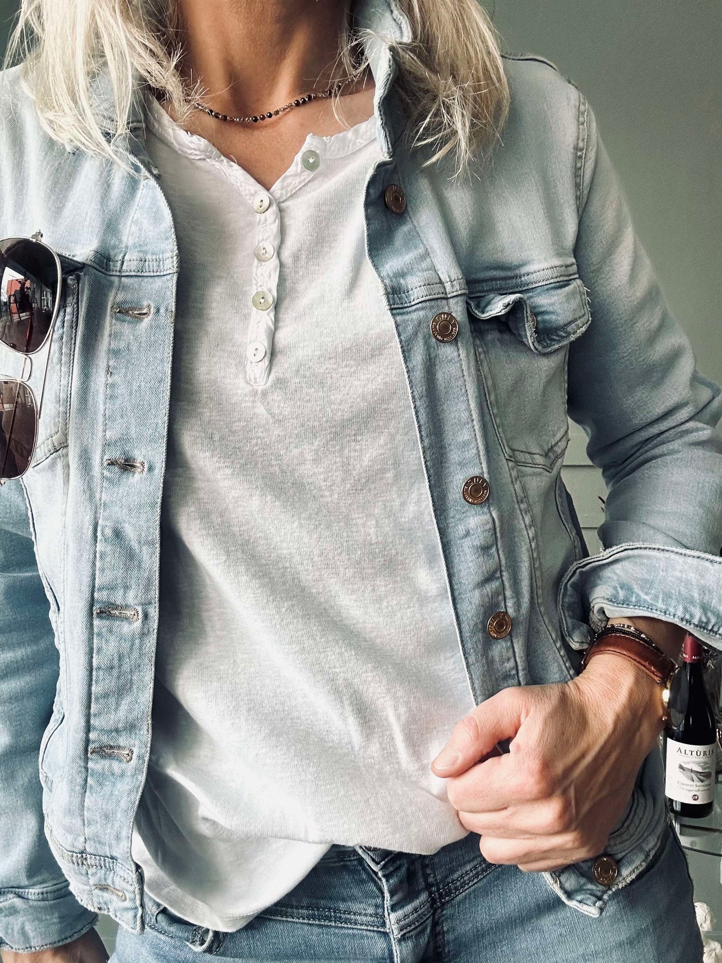Basblus med knappar – White