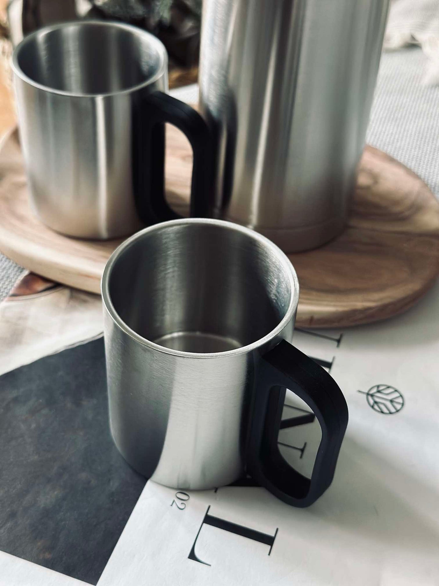 Termosflaska med 2 muggar - 1000 ml.