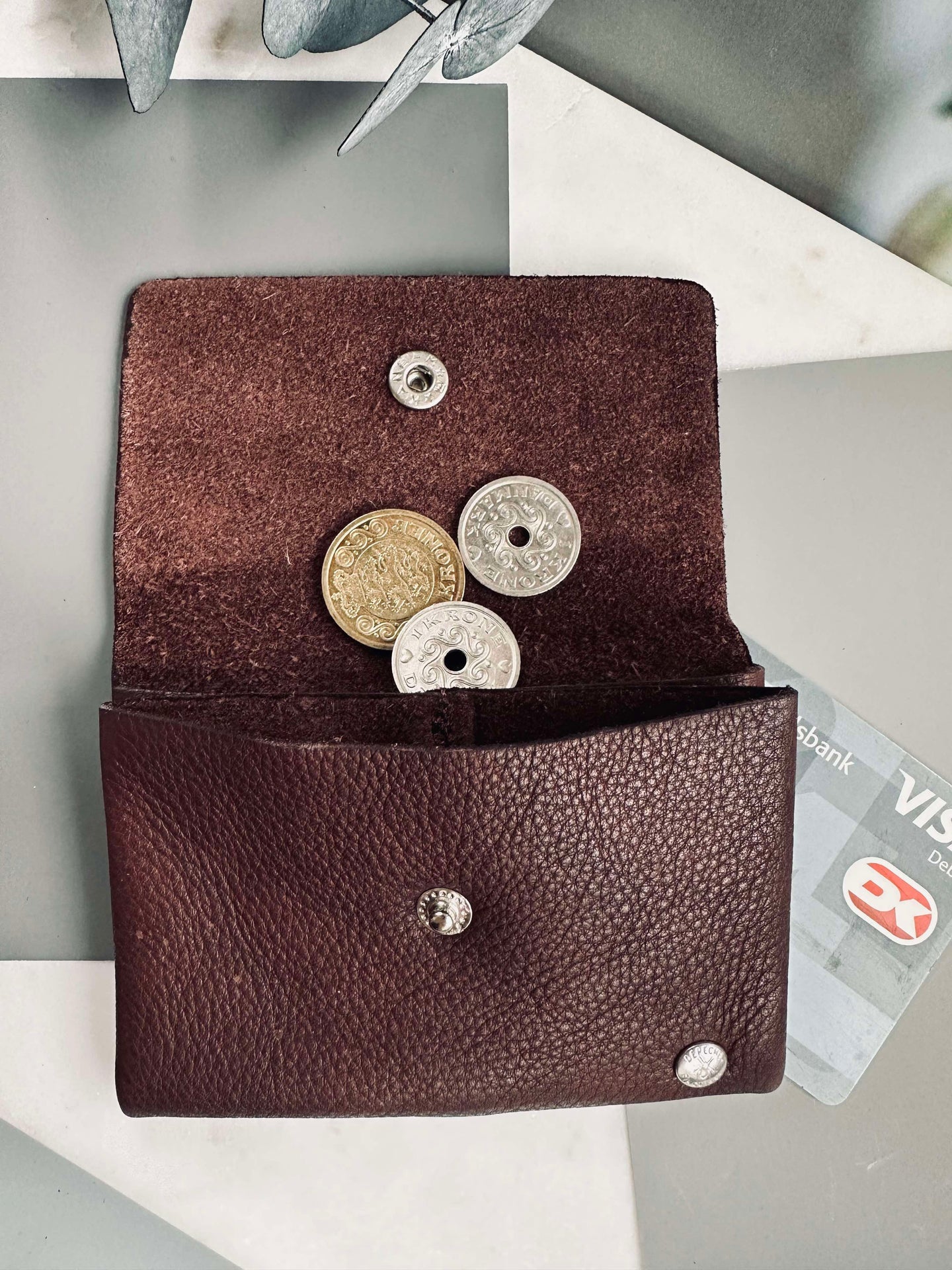 Aura liten mörkbrun plånbok