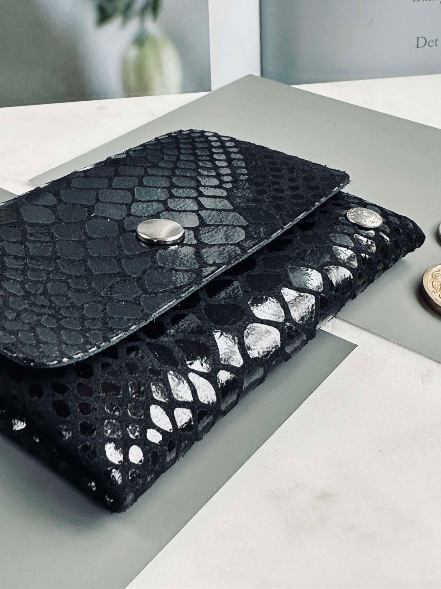 Aura liten plånbok - Svart krokodil