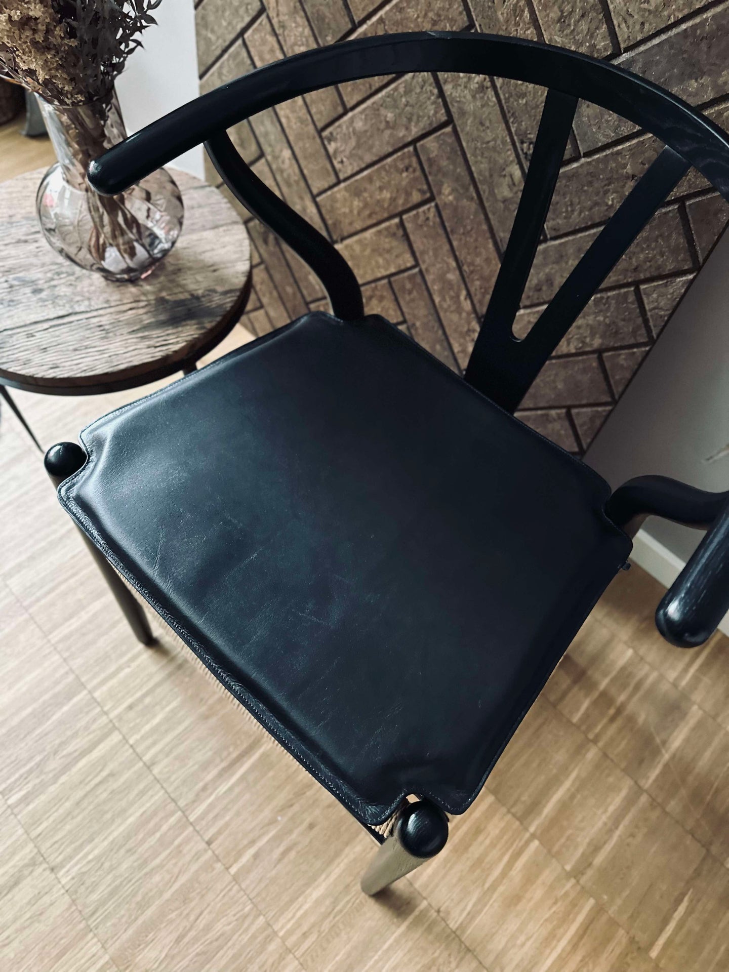 Svart skinnsits - Passar till Y-stol