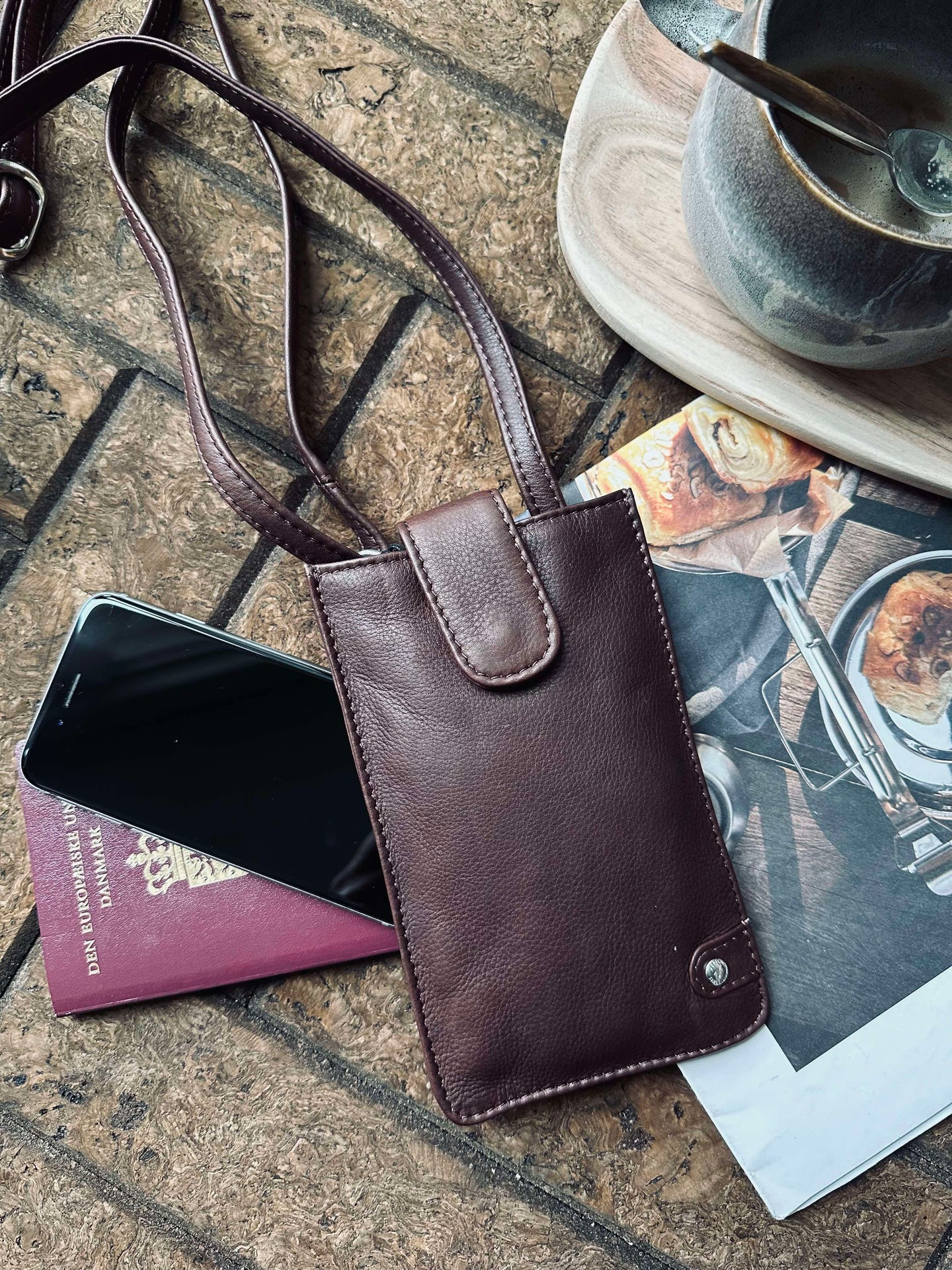 Mobilväska Small Aura Dark Brown