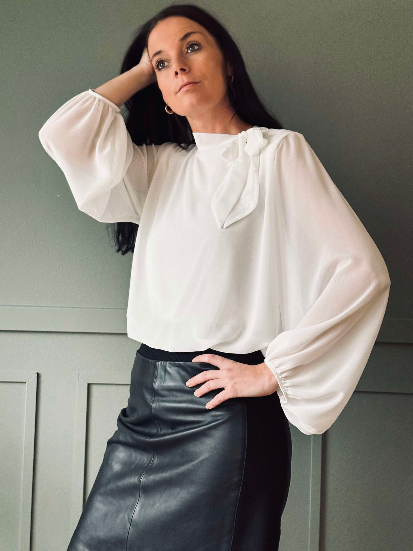 Blus m. Rosett - White