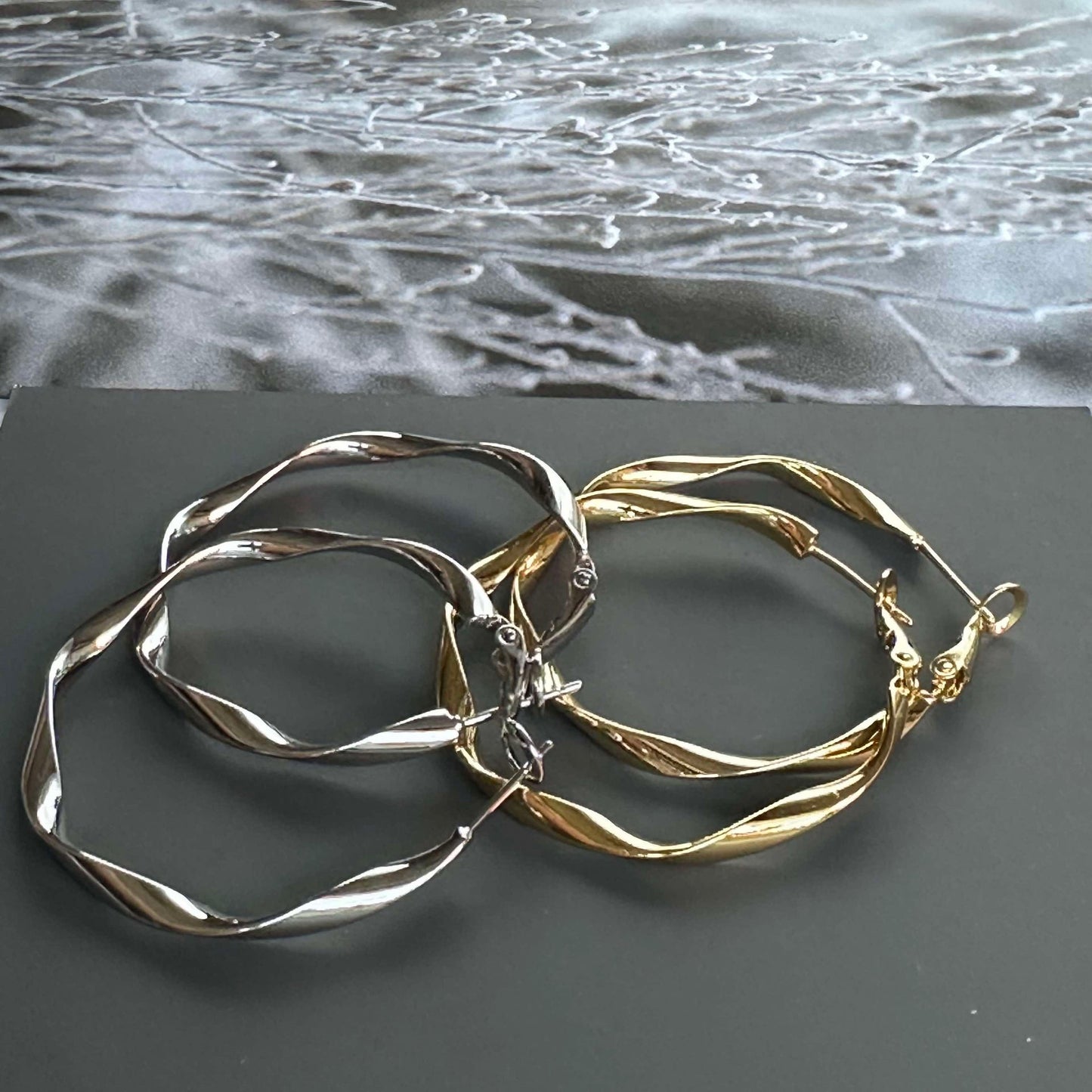 Örhängen Hope tvinnad - förgylld