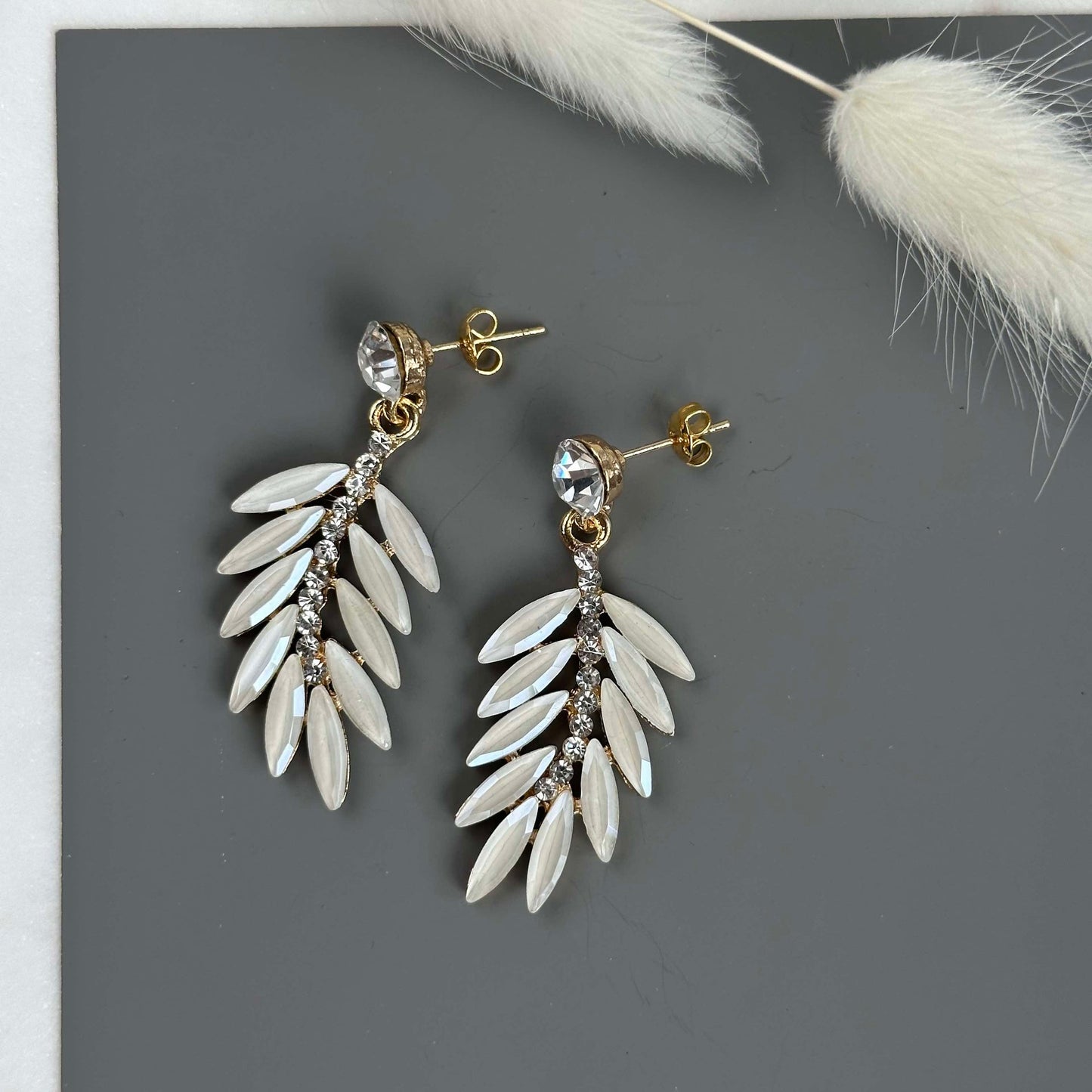 Fjäderörhängen - Vit