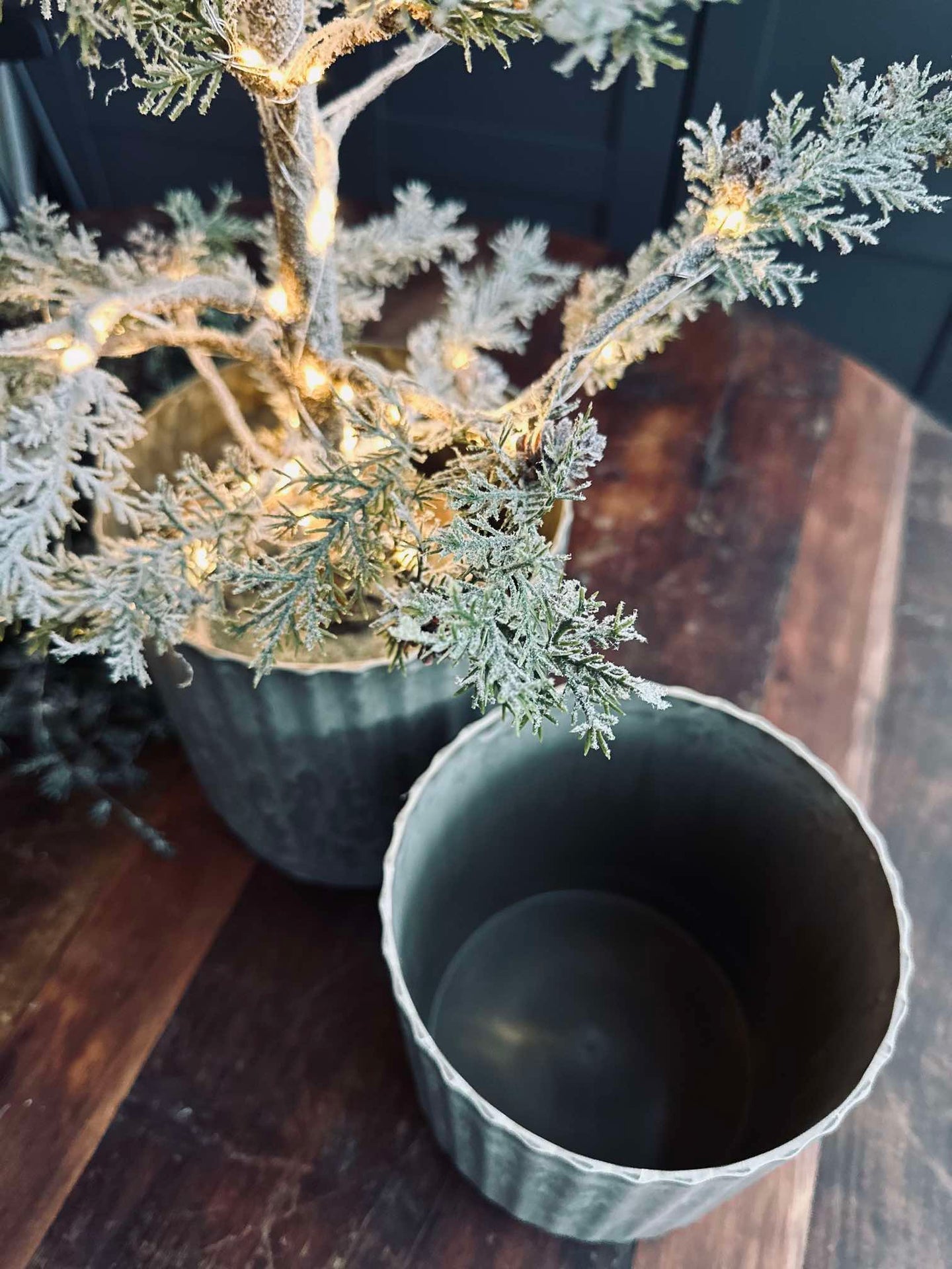 Krukor i grön betonglook - Set om 2 st