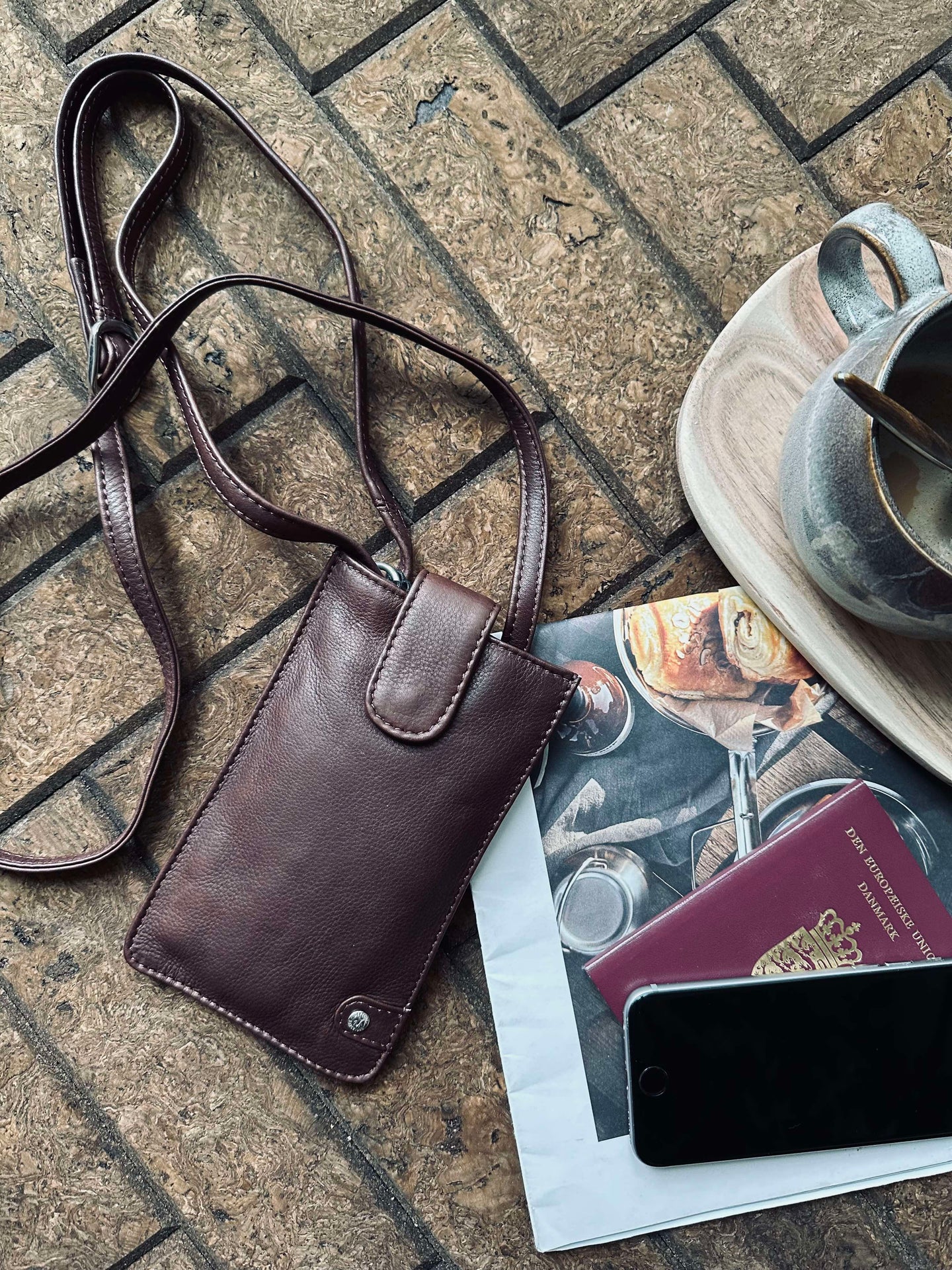 Mobilväska Small Aura Dark Brown