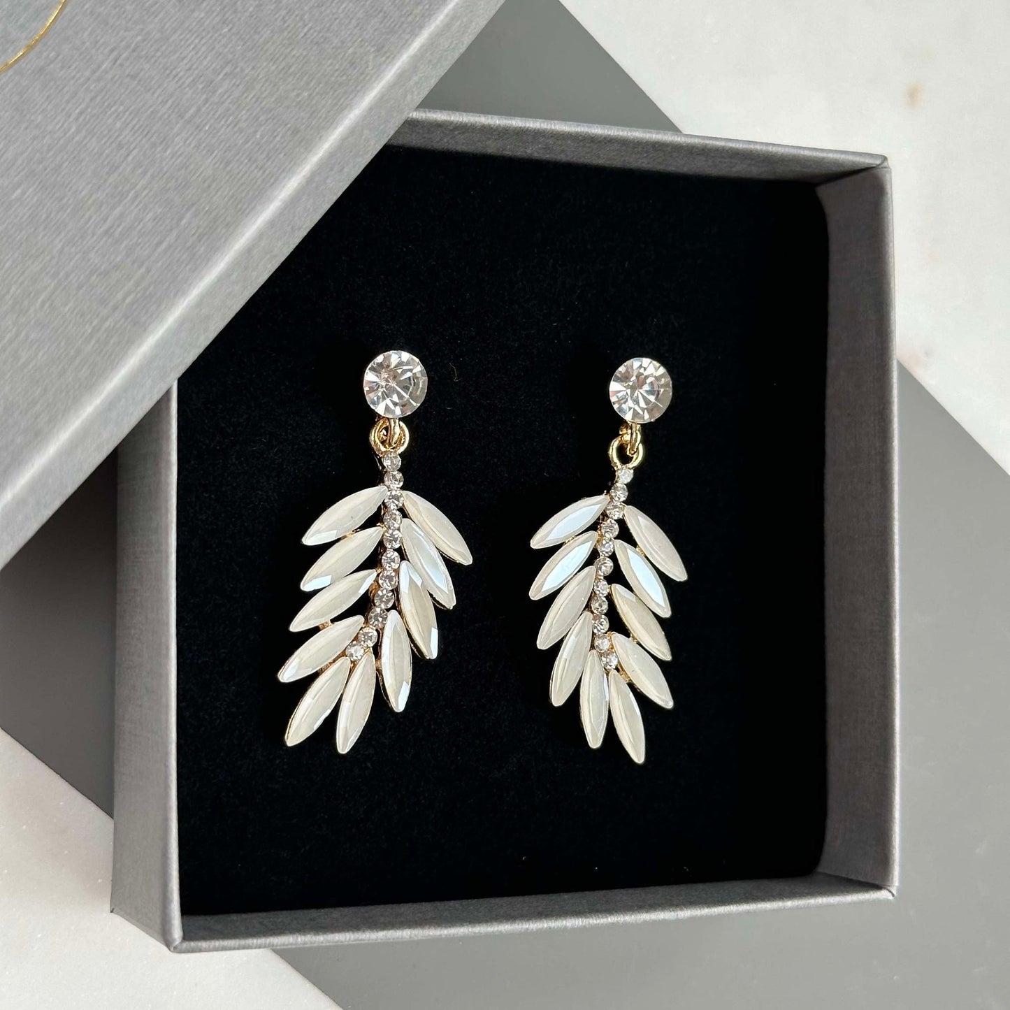 Fjäderörhängen - Vit