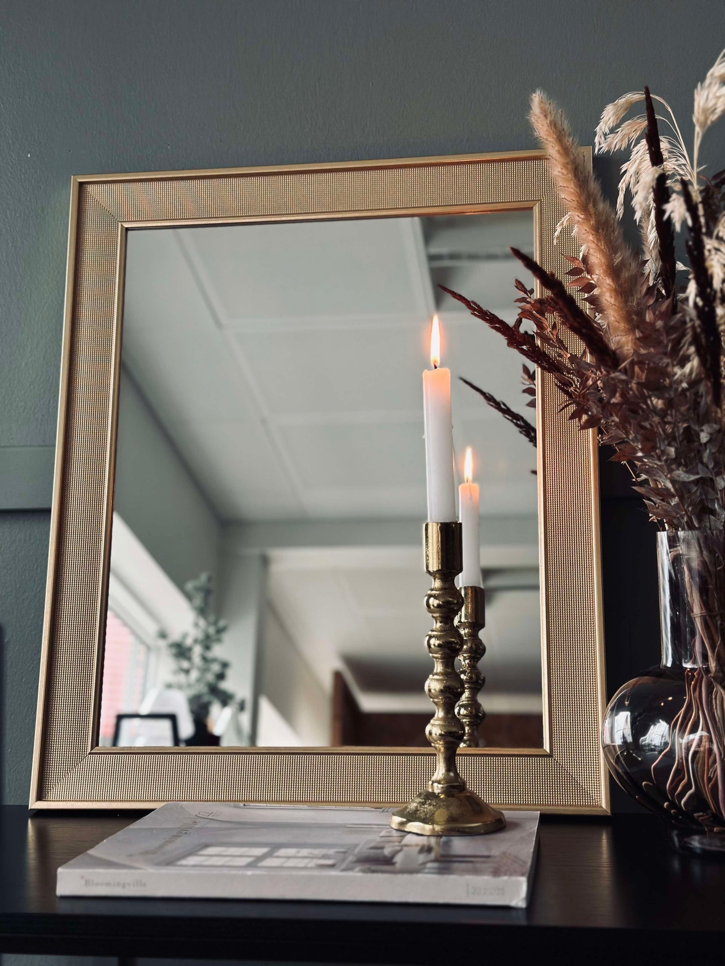 Spegel med guldram