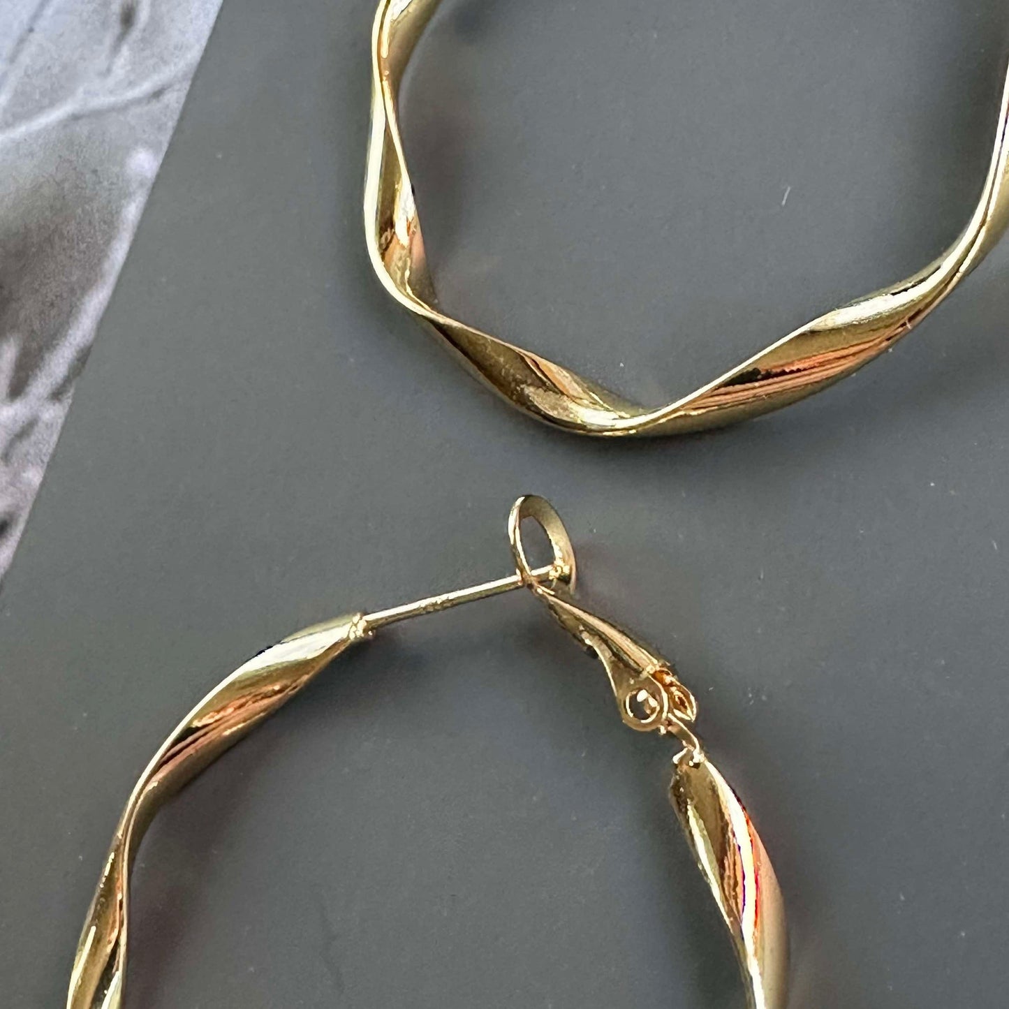 Örhängen Hope tvinnad - förgylld