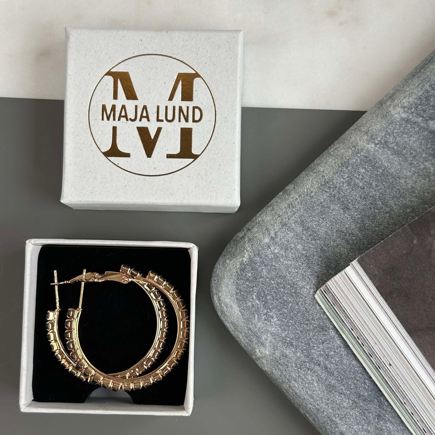 Örhängen Smilla Hoops 18K förgylld - Svart